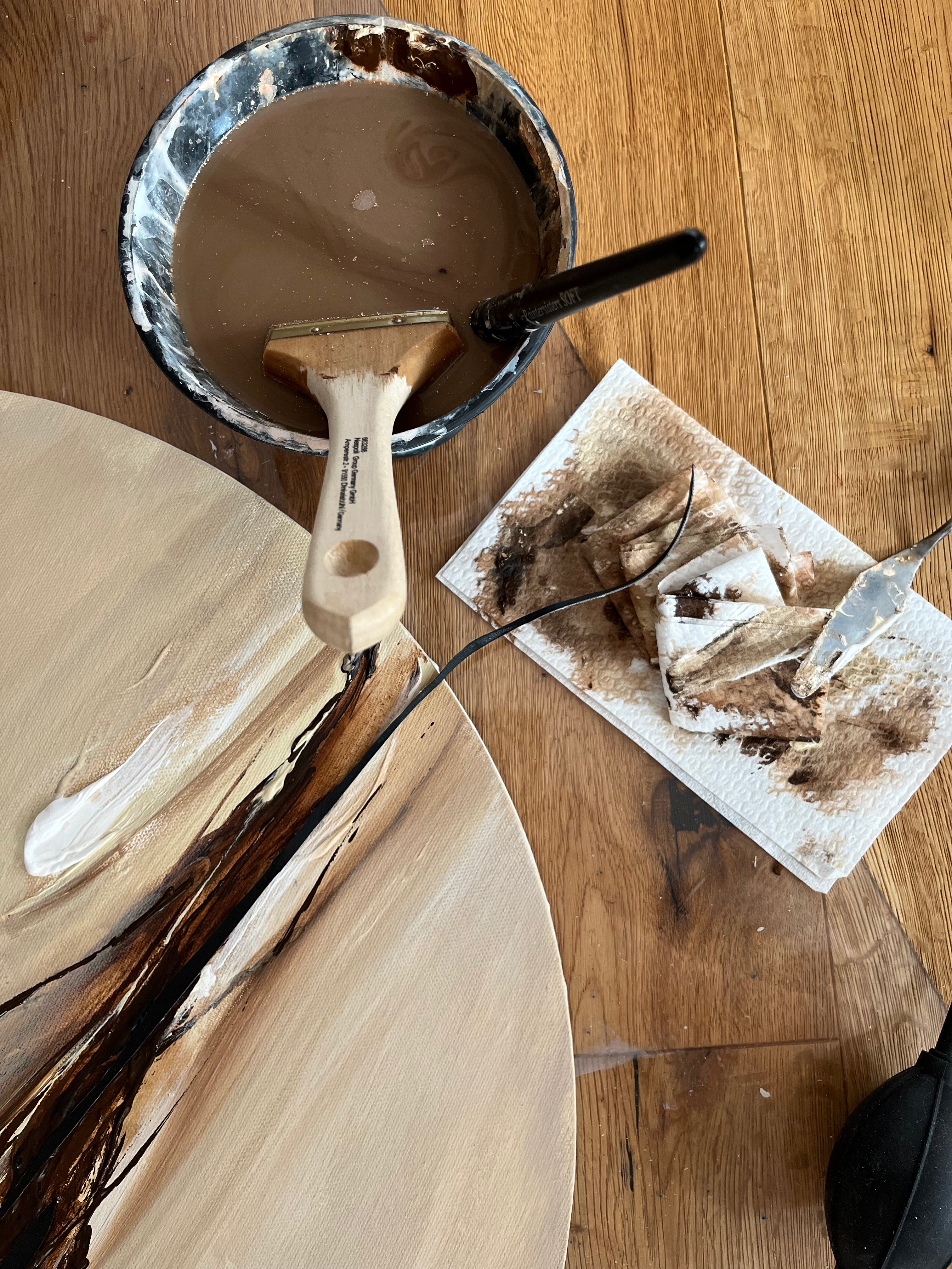 Kunstwerk noch geheim Nadine Elsner modern Wabi Sabi Art. Detailaufnahme Arbeitsplatz auf Parkettboden. Wasserschale, Kunstwerk, Spachtel, Tücher, Kunstleder