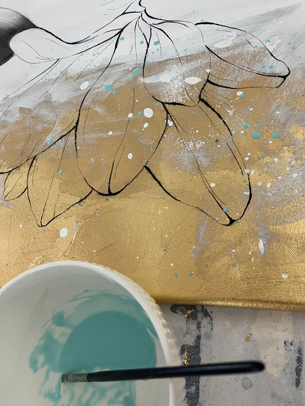 Detailaufnahme des Arbeitsbereiches. Hellblaue Farbe für Spritzer auf dem Werk Homecoming ist zu sehen.