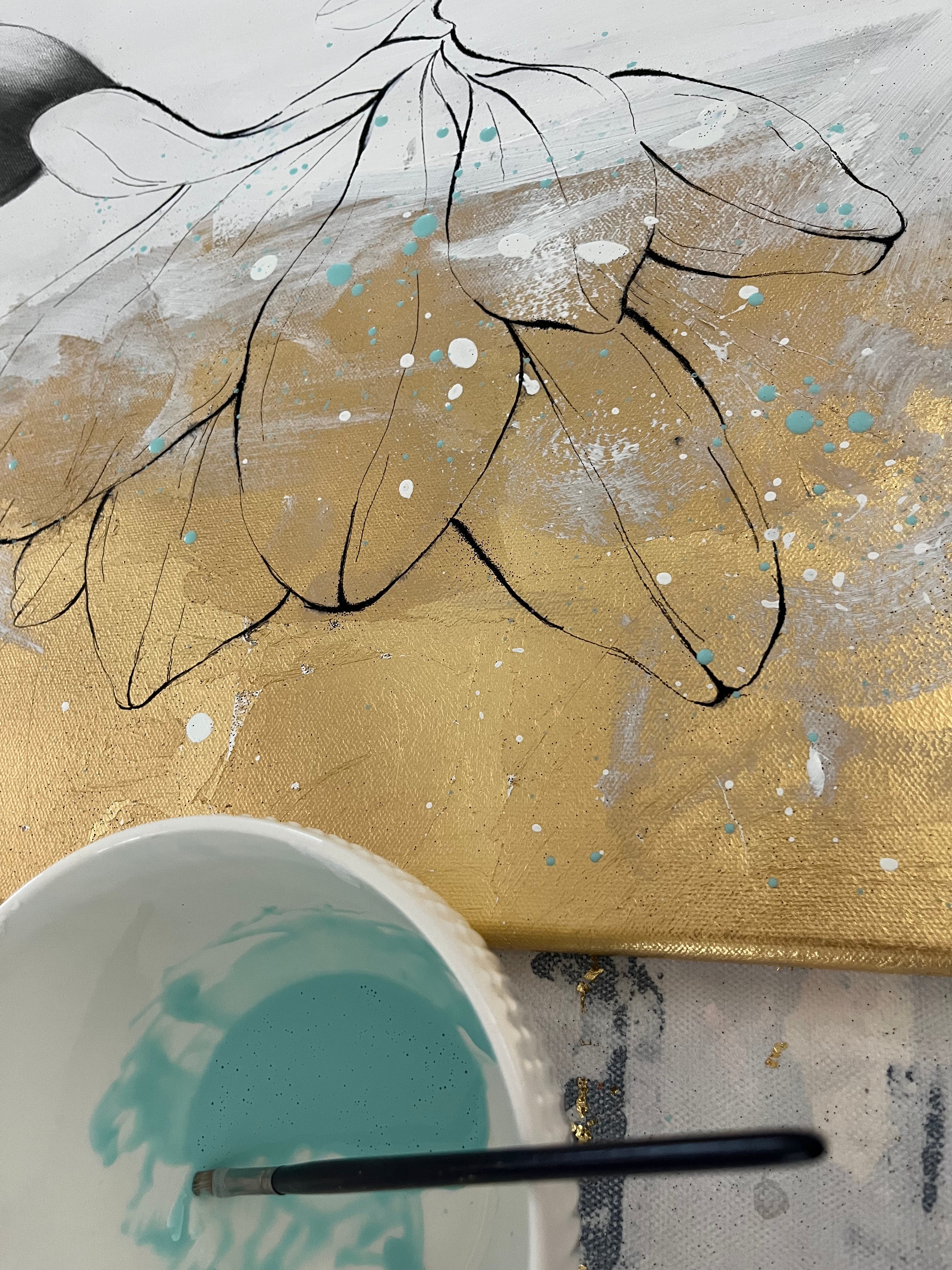 Detailaufnahme des Arbeitsbereiches. Hellblaue Farbe für Spritzer auf dem Werk Homecoming ist zu sehen.