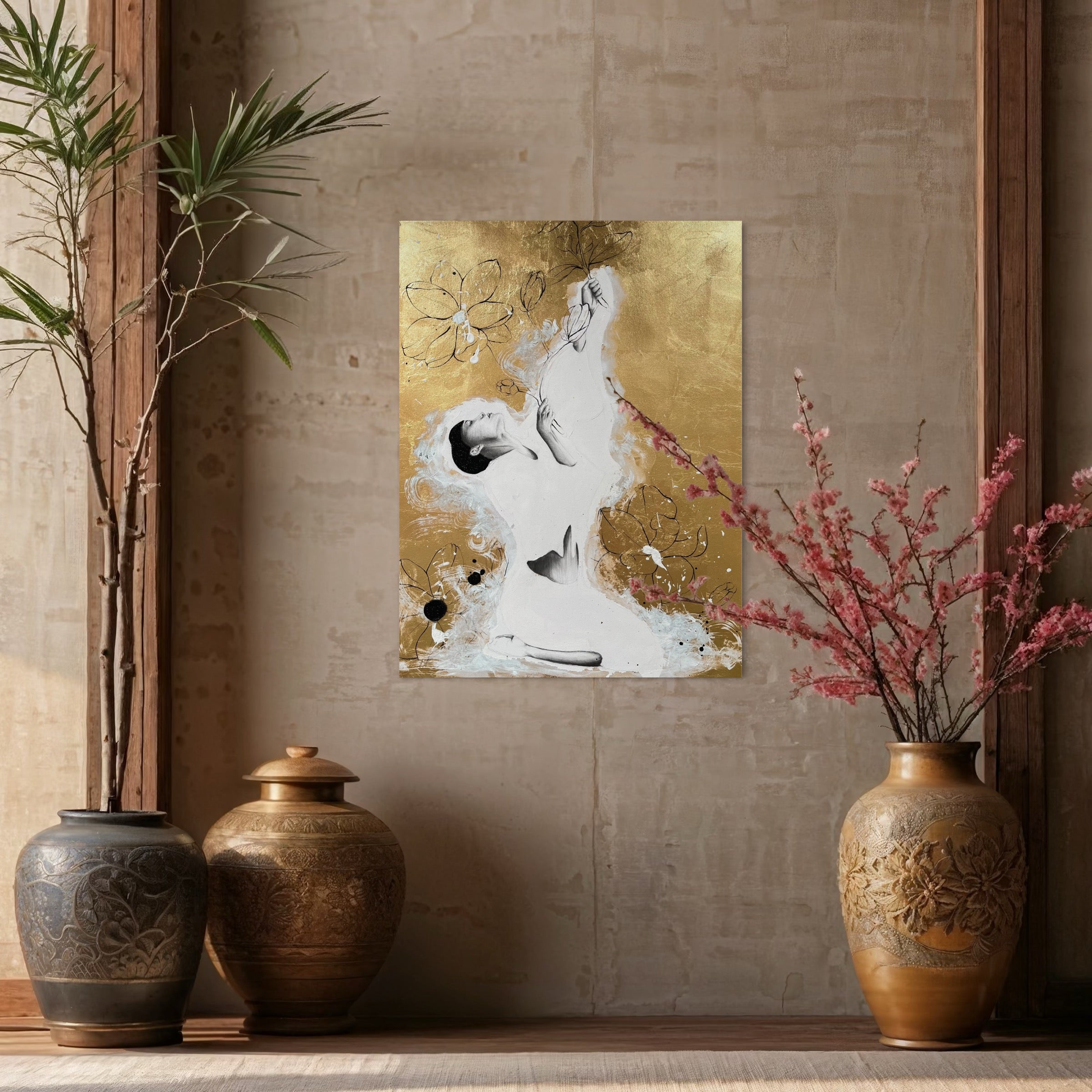 Kunstwerk Trust von Nadine Elsner hängend an einer erdtönernen Wand. Holzbalken umranden es. Verzierte Tontöpfe, teilweise mit Pflanzen stehen davor.