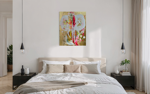 Kunstwerk alive Nadine Elsner Art. Das Kunstwerk hängt über einem beigen Bett in einem hellen großen Raum. Die Bettwäsche ist weiß, die Vorhänge beige und Nachttische, wie runterhängende Lampen in schwarze, bilden einen tollen Kontrast. Das Werk mit seinem Gold, den bunten intensiven Neonfarben und die sanfte weiße Kontur des Elefanten, geben dem Raum eine wunderschön ruhige, aber lebendige Energie.