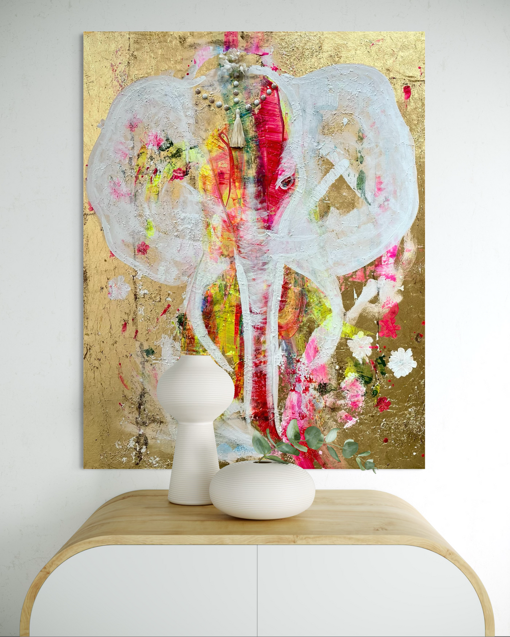 Kunstwerk alive Nadine Elsner Art. Das Werk hängt über einer helleichenen, halbrunden Kommode. Auf Ihr stehen eine kleine und größere Vase. Alles passt sehr harmonisch zusammen.