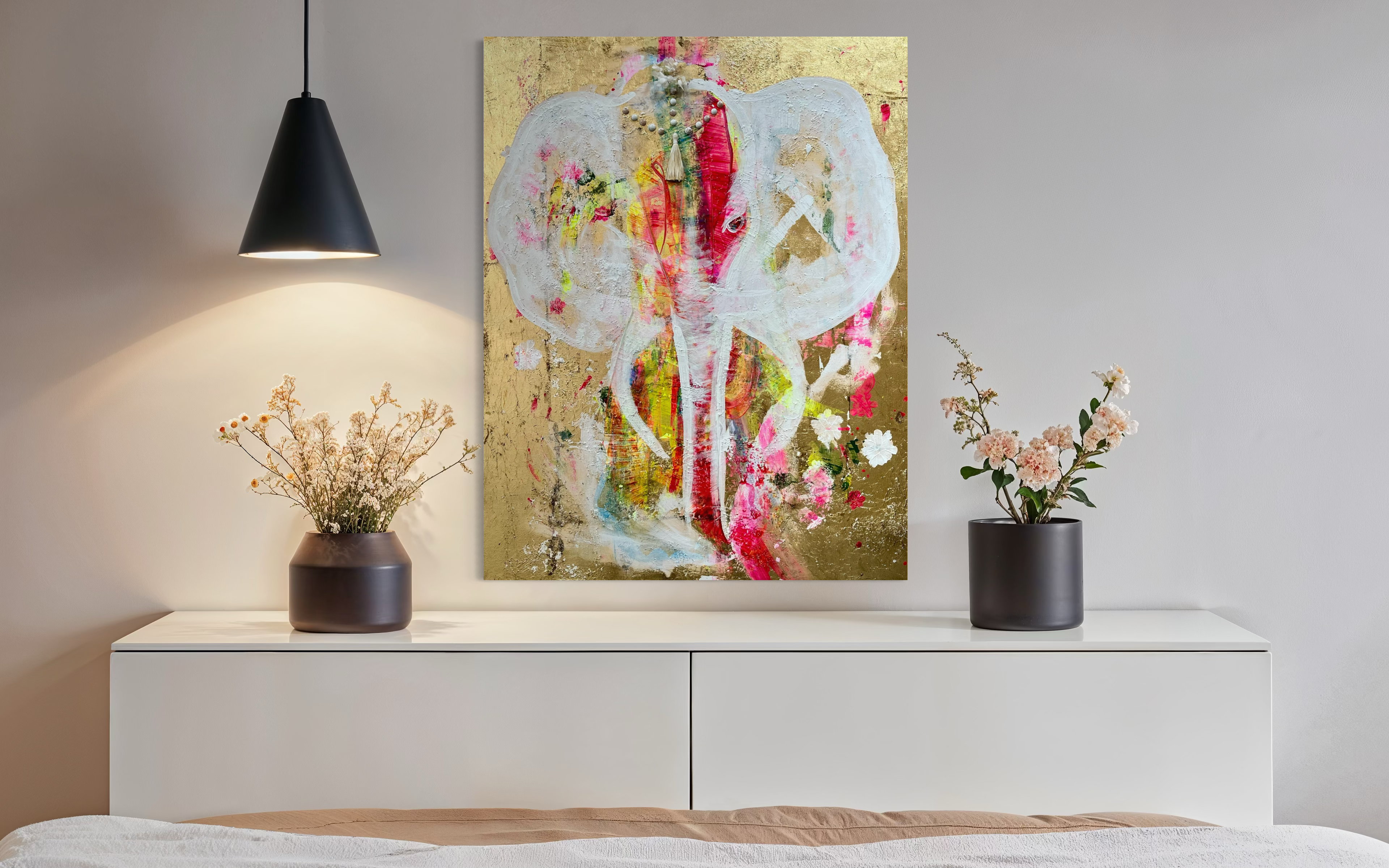 Kunstwerk alive Nadine Elsner Art. Das Werk hängt über einer Kommode, die vor einem Bett am Fußende steht. Links und rechts auf ihr und neben dem Bild, stehen 2 dunkle Vasen mit Pflanzen drin.