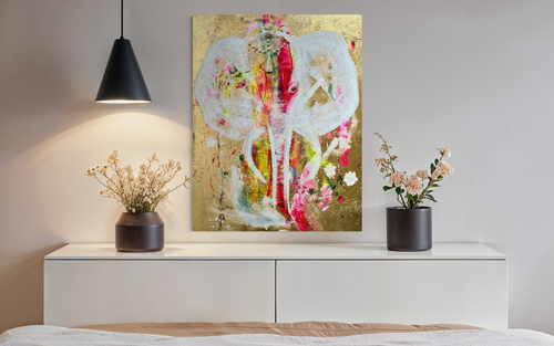 Kunstwerk alive Nadine Elsner Art. Das Werk hängt über einer Kommode, die vor einem Bett am Fußende steht. Links und rechts auf ihr und neben dem Bild, stehen 2 dunkle Vasen mit Pflanzen drin.