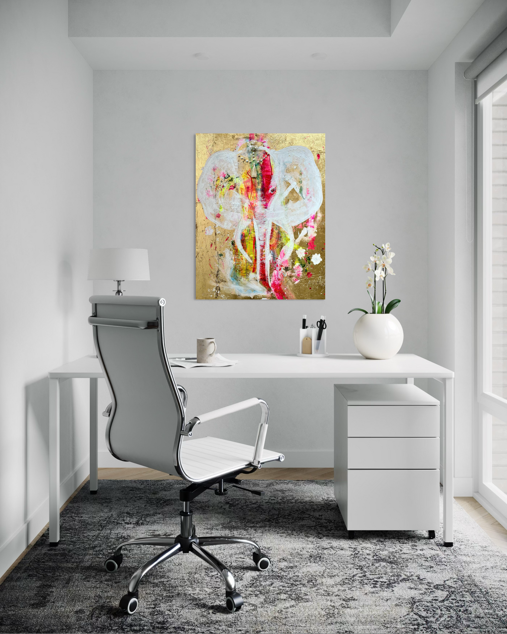 Kunstwerk alive Nadine Elsner Art. Das Werk hängt im einem Büro vor dem Schreibtisch. Das Büro ist hell in sanftem grau und viel weiß gehalten. Das Werk bringt mit seinen lebendigen Farben eine wunderschöne Stimmung in den Raum. Gold, die vielseitigen Neonfarben und die sanfte weiße Kontur des Elefanten.