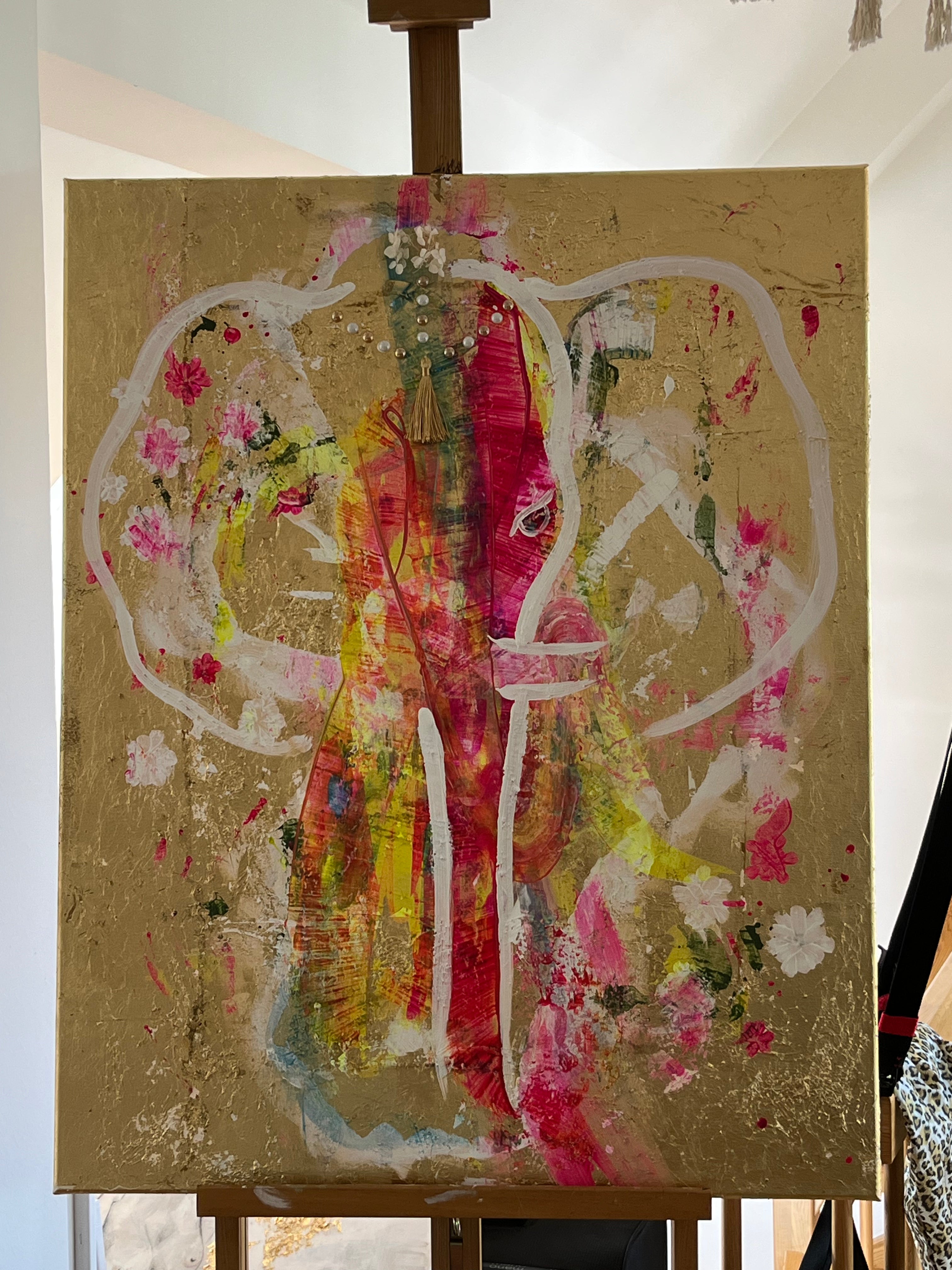 Kunstwerk alive Nadine Elsner Art. Das Werk in seiner Entstehung. Auf den Neonfarben ist die weiße Kontur des Elefanten vorgezeichnet.