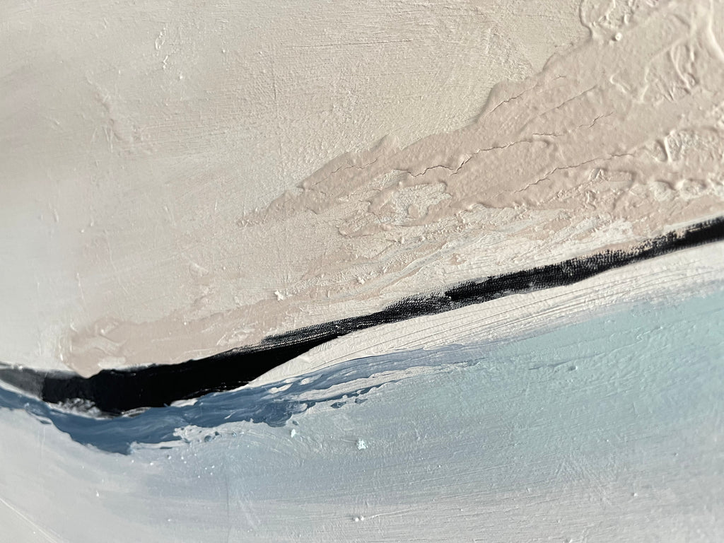 Detailaufnahme des Spachtelauftrages auf zartem, weichem Hintergrund. Der Spachtelauftrag folgt dem dünnen Kunstlederstreifen. Er zeigt leichte Risse auf, was lebendig, umperfekt und vergänglich schön wirkt. Der obere Farbauftrag ist in hellem nude Ton. Der unter in mittlerem gedecktem blau.