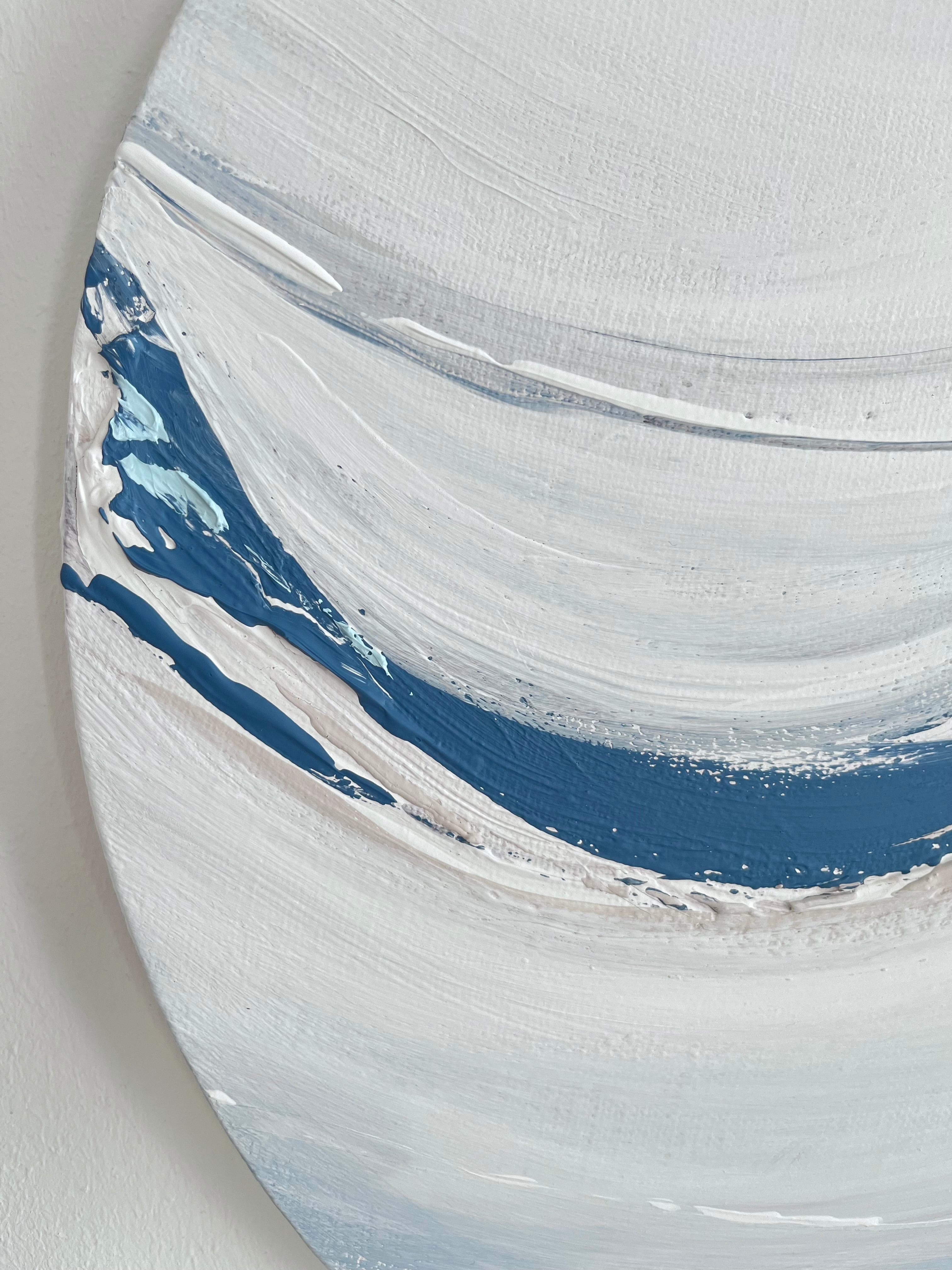 Detailaufnahme der linken Rundung des Werks. Mit weichen und dickeren blauen und weißen Farbaufträgen.