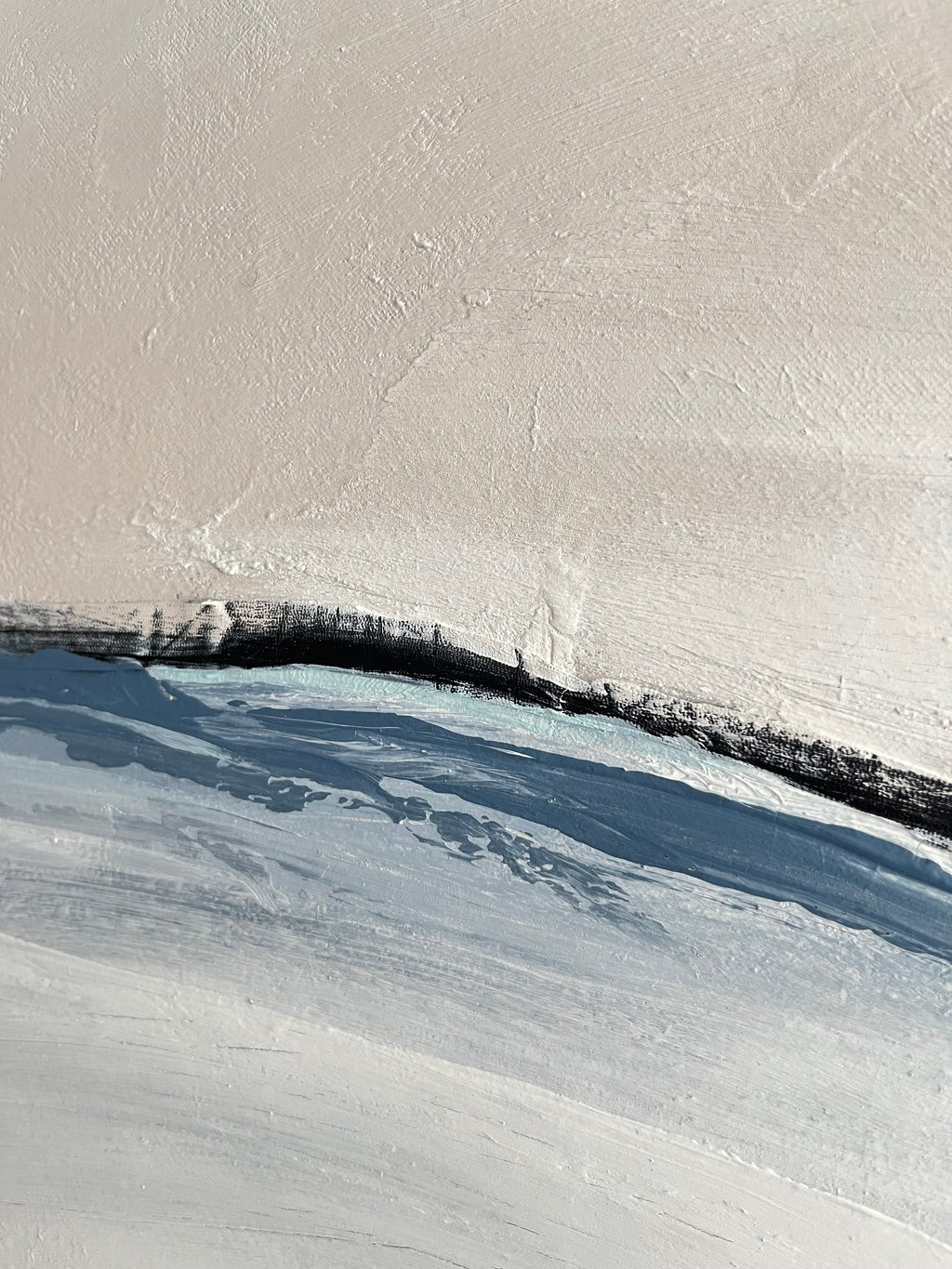 Detailaufnahme Struktur der Farbe und des Kunstlederstreifens.