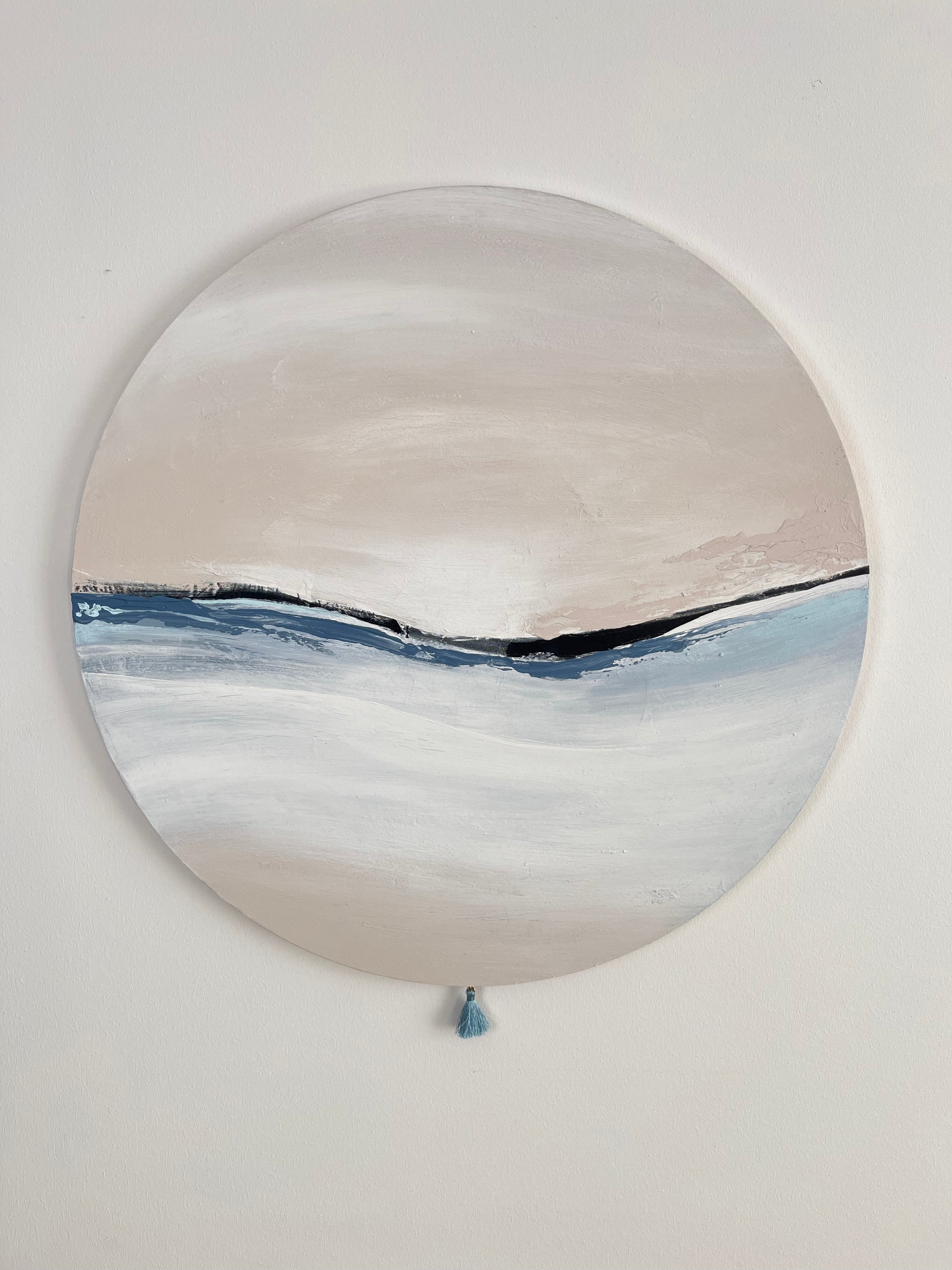 Das Kunstwerk "Calm Breath". Das Werk ist insgesamt in einem sehr zarten weichen nude Ton gehalten. Im unterem Teil beginnt das Werk sehr hell in weiß und verläuft nach unten wieder in den nude Ton. Durch die Mitte zeiht sich ein zarter Streifen aus Kunstleder. Oben begleitet ihn von rechts nach links ein warmer Farbauftrag im nude Ton. Darunter ein kühlerer in Blautönen. Den sanften Abschluss bildet eine hellblaue kleine Quaste.