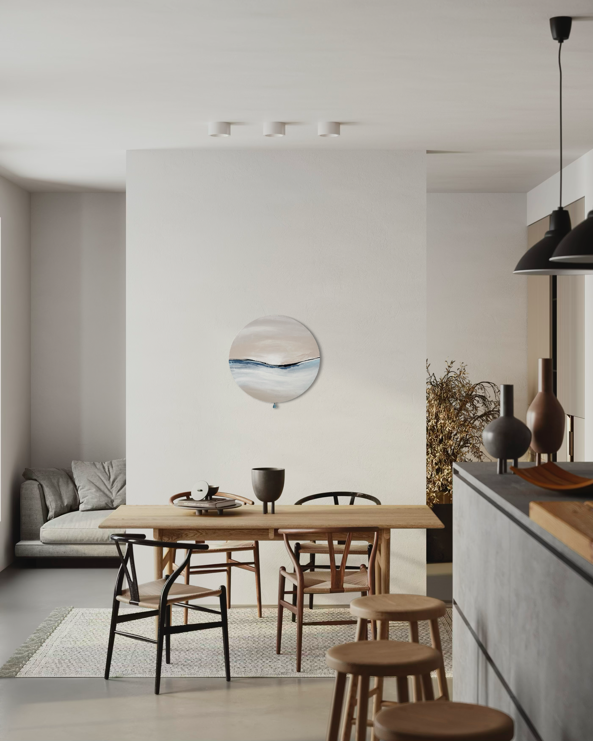 Das Kunstwerk "calm breath". Moderne Wabi Sabi Kunst mit daoistischer Seele von Nadine Elsner. 60cm im Durchmesser. Weiche nude Töne mit weichem Kunstleder. Sanfter Abschluss mit einer kleinen blauen Quaste. Das Bild ergänzt eine sehr natürlich eingerichtete Küche. Als würde das Bild die liebe zum Kochen in vielen harmonischen Bewegungen und Abfolgen, durch seinen zarten Schwung sichtbar machen.