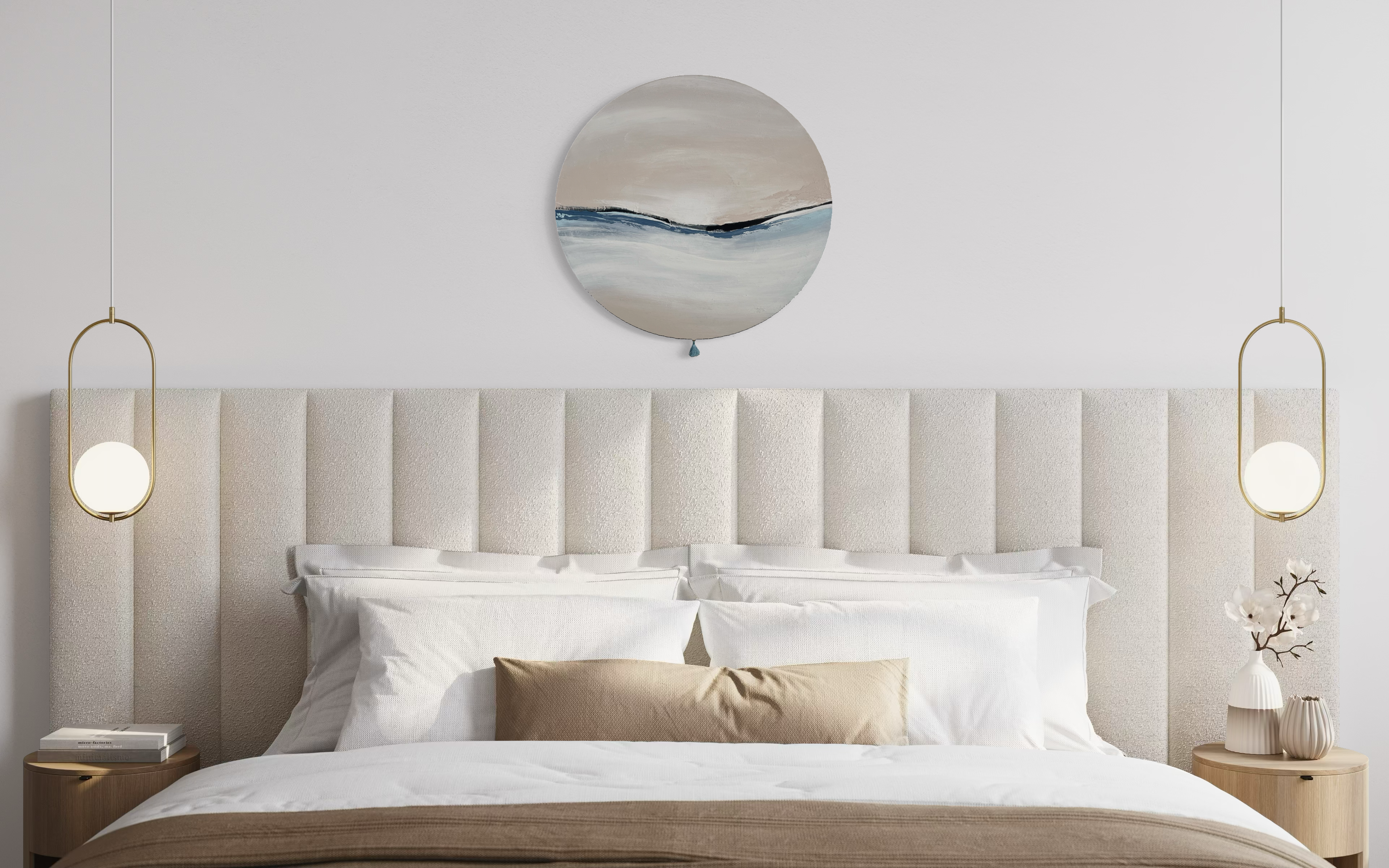 Das Kunstwerk "calm breath". Moderne Wabi Sabi Kunst mit daoistischer Seele von Nadine Elsner. 60cm im Durchmesser. Weiche nude, weiß und blau Töne mit weichem Kunstleder. Sanfter Abschluss mit einer kleinen blauen Quaste. Das Bild ergänzt ein Schlafzimmer. Wie ein sanfter, warmer, erholsamer und kühlender Raum vor dem Einschlafen.