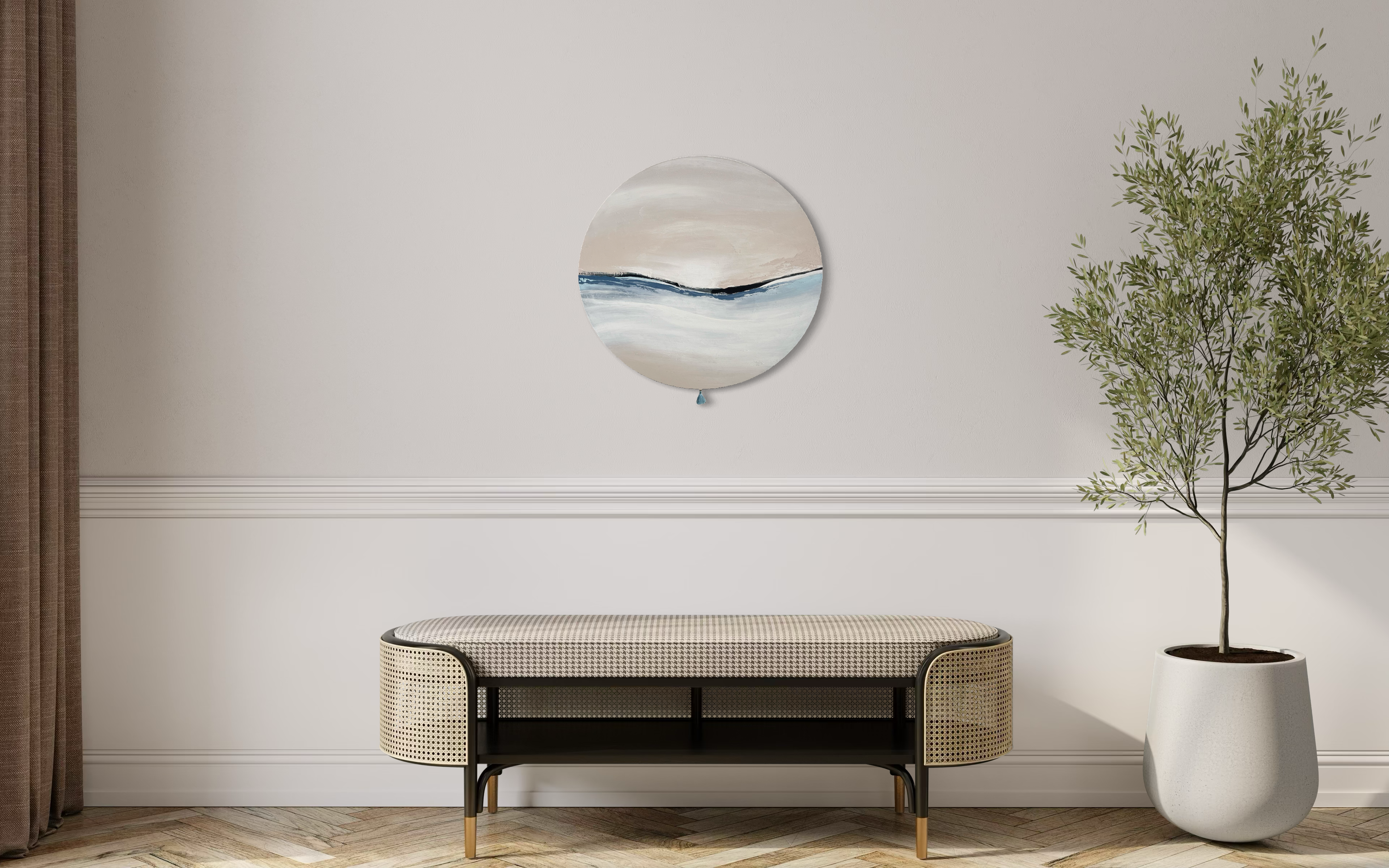 Das Kunstwerk "calm breath". Moderne Wabi Sabi Kunst mit daoistischer Seele von Nadine Elsner. 60cm im Durchmesser. Weiche nude, weiß und blau Töne mit weichem Kunstlederstreifen. Sanfter Abschluss mit einer kleinen blauen Quaste. Das Bild ergänzt einen hellen offen Raum und hängt über einer modernen Bank. Daneben steht ein Bäumchen. Es bringt dem Raum eine offene, sanfte, warme, aber auch kühlende Stimmung. Abschalten und durchatmen.