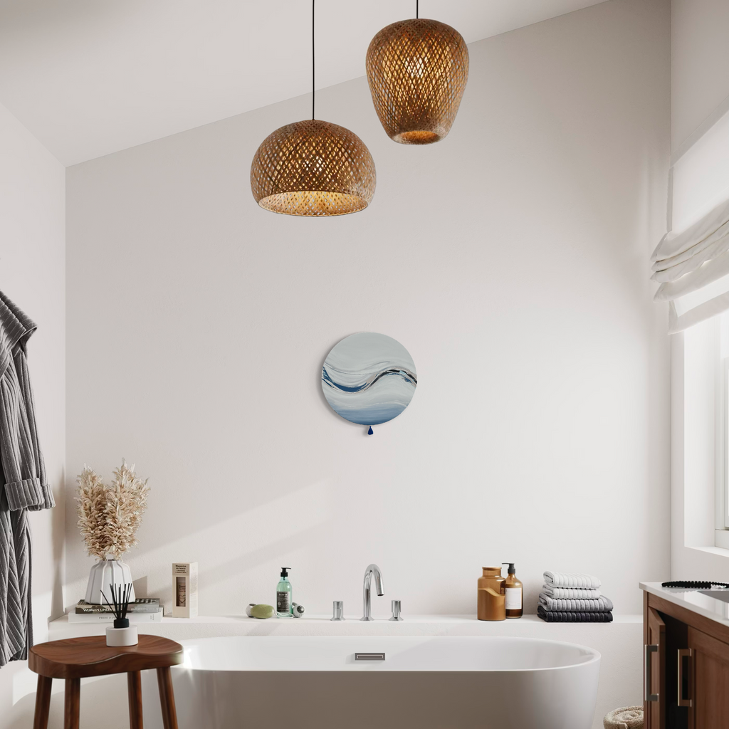 Das Kunstwerk "Cold Clarity". Moderne Wabi Sabi Kunst mit daoistischer Seele von Nadine Elsner. 40cm im Durchmesser. Weiche kühle Töne und starke Strukturen mit weichem , führenden Kunstleder. Sanfter Abschluss mit einer kleinen blauen Quaste. Das Bild ergänzt ein Badezimmer, wie ein separater klarer Raum. Wie klärende Wellen, in denen man sich treiben lassen kann.