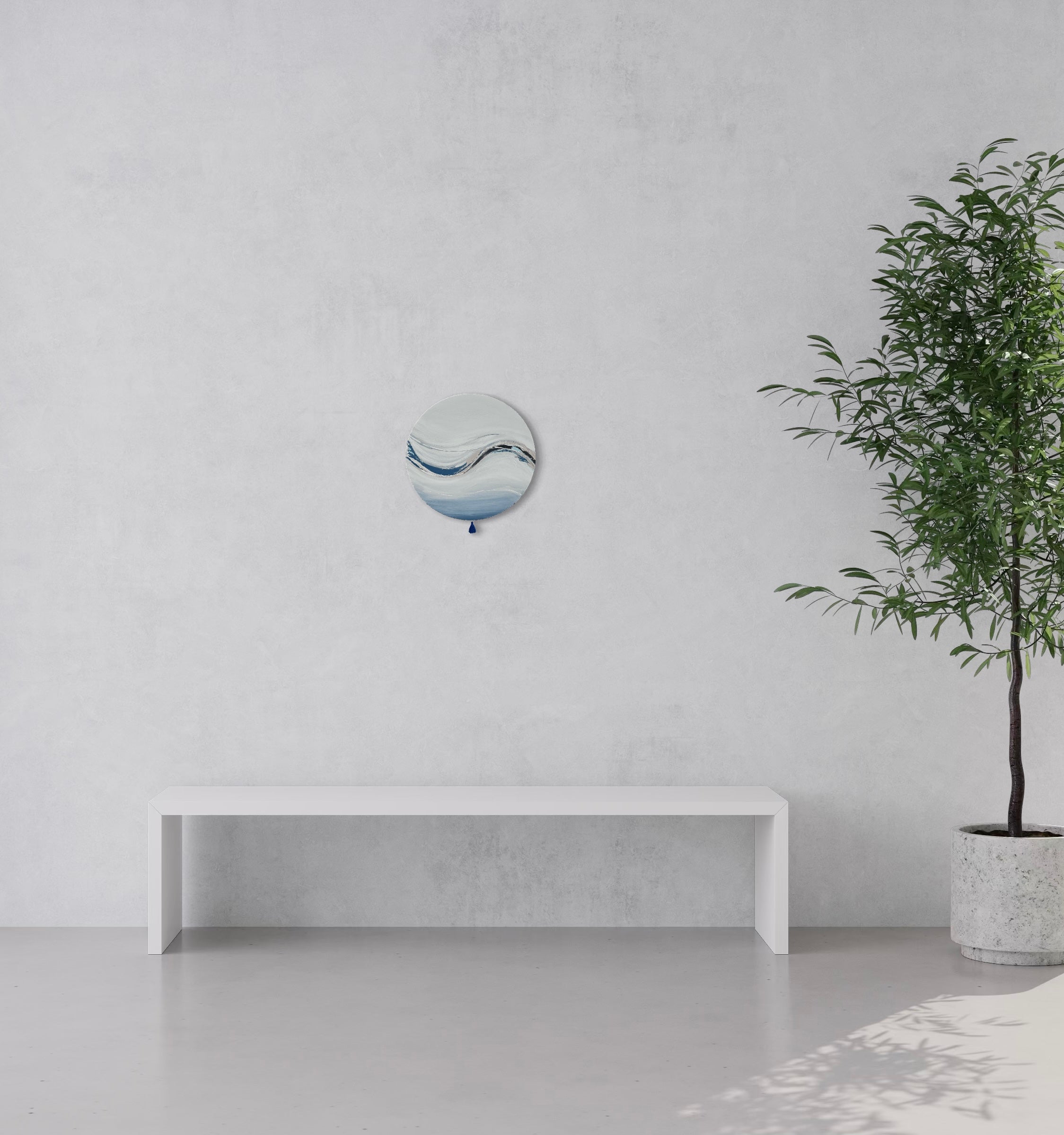 Das Kunstwerk "Cold clarity". Moderne Wabi Sabi Kunst mit daoistischer Seele von Nadine Elsner. 40cm im Durchmesser. Weiche und kühlende weiß und blau Töne mit weichem Kunstleder. Sanfter Abschluss mit einer kleinen blauen Quaste. Das Bild bringt eine kühlende, sehr sanfte und offene Atmosphäre in einen sehr hellen, offenen Raum.