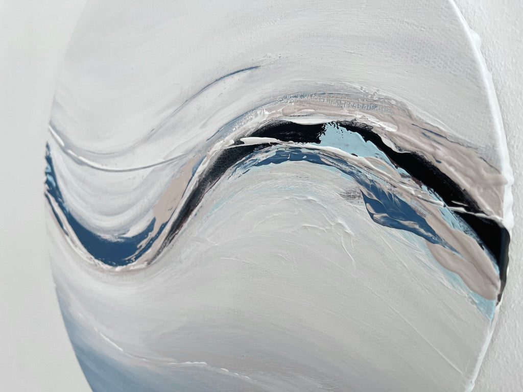 Detailaufnahme der lebendigen Farbaufträge in blau, hellblau, nude und weiß Tönen, entlang der schwarzen Kunstlederwelle in der Mitte.