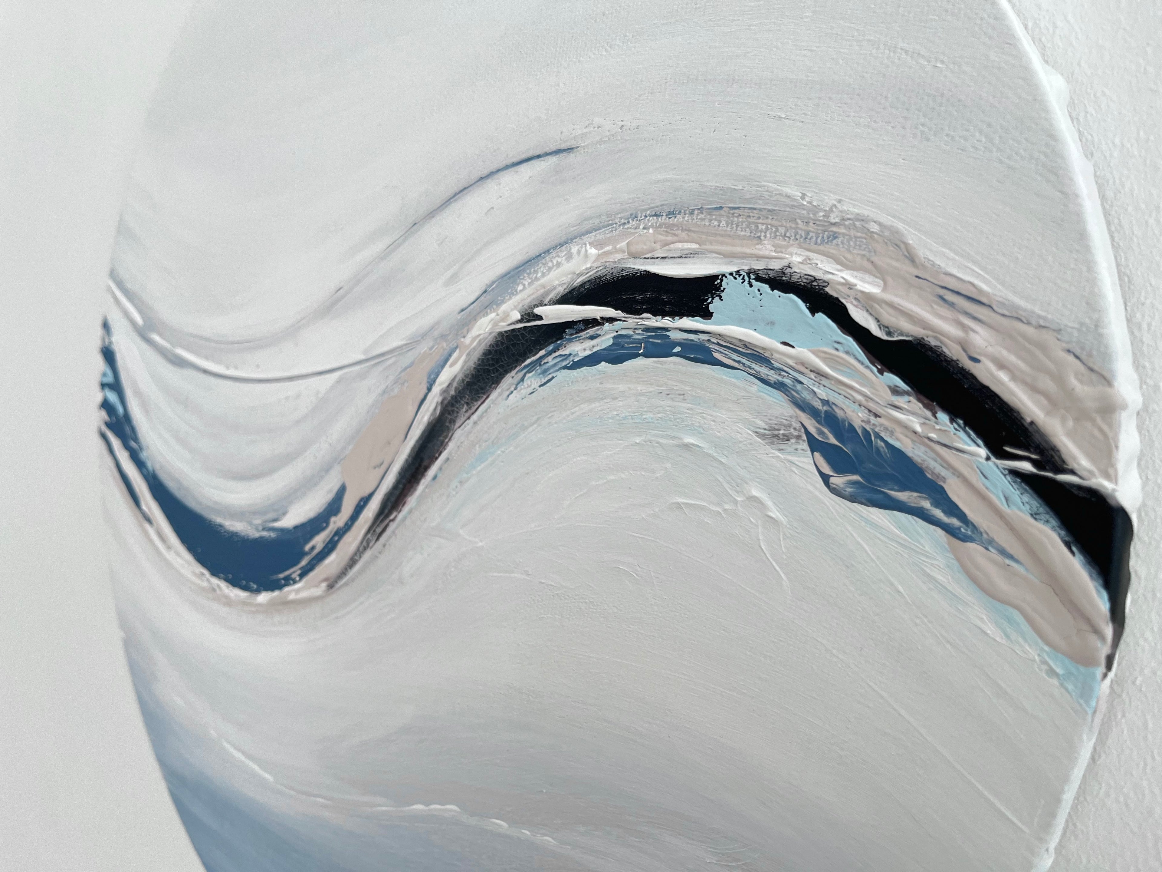 Detailaufnahme der lebendigen Farbaufträge in blau, hellblau, nude und weiß Tönen, entlang der schwarzen Kunstlederwelle in der Mitte.