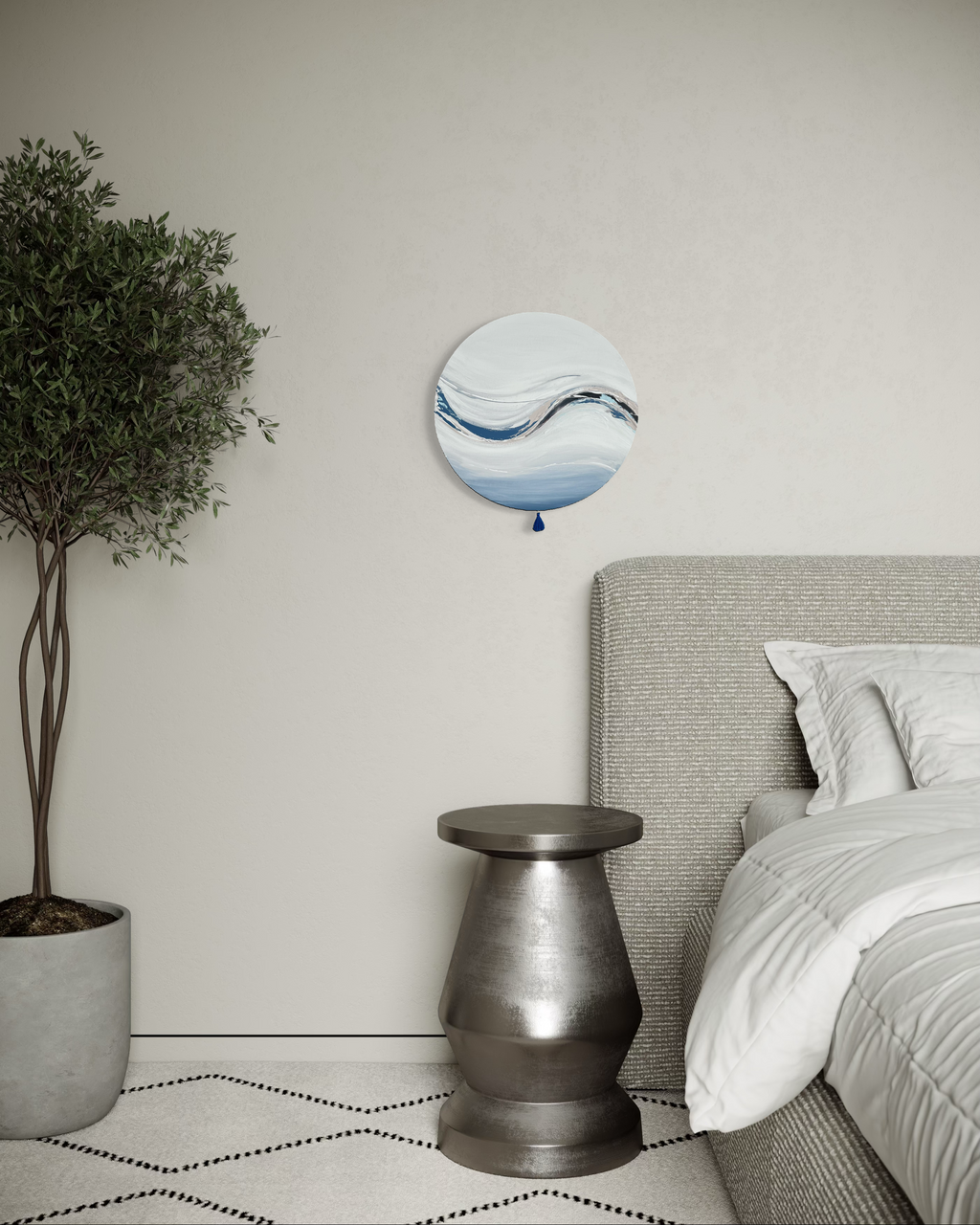 Das Werk hängt seitlich neben und etwas über der Kante eines Bettes. darunter steht ein modernes kleines Tischchen aus Metall. Neben den beiden ein Bäumchen. Alles ist sehr warm in beige grau gehalten. Das Werk mit seinen hellen, klaren Farben fügt sich stimmungsvoll in den Raum und gibt eine klärende Atmosphäre.