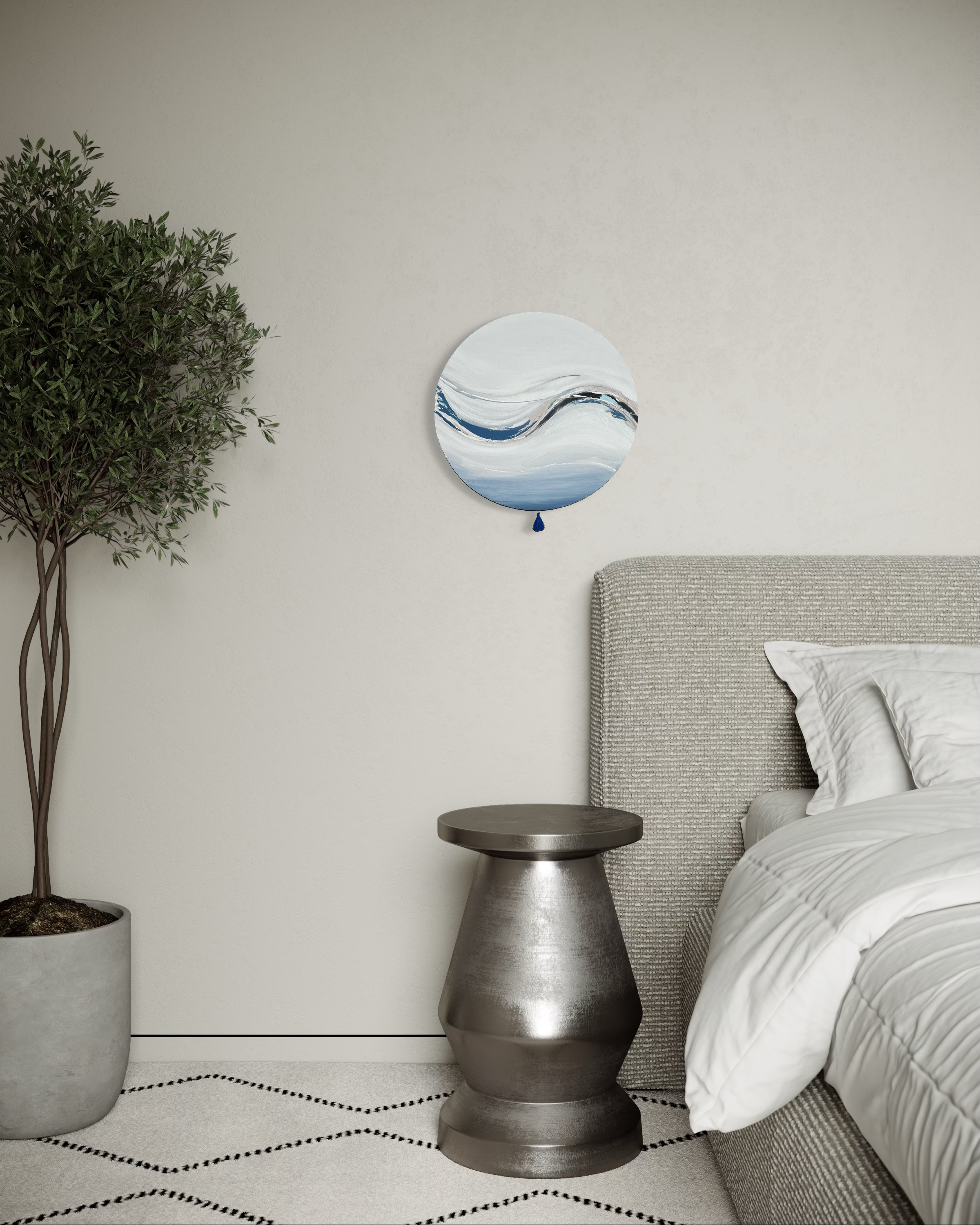 Das Werk hängt seitlich neben und etwas über der Kante eines Bettes. darunter steht ein modernes kleines Tischchen aus Metall. Neben den beiden ein Bäumchen. Alles ist sehr warm in beige grau gehalten. Das Werk mit seinen hellen, klaren Farben fügt sich stimmungsvoll in den Raum und gibt eine klärende Atmosphäre.