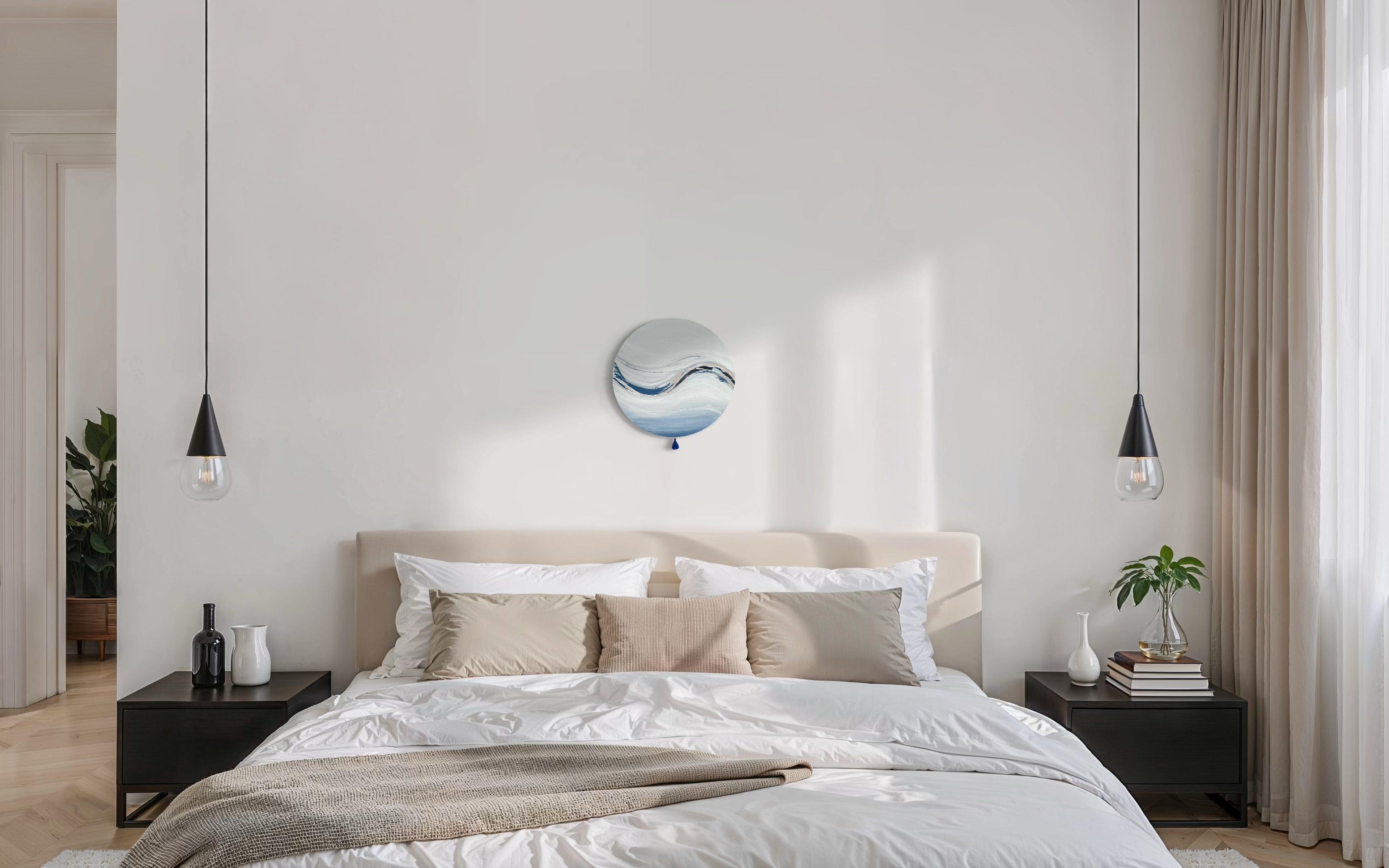 Das Werk hängt mittig über einem beigen Bett. Der Raum ist hell und kontrastreich mit dunklen, kleinen Möbeln ausgestattet. Das beige Bett hat weiße Bettwäsche. Das Bild bietet dem Auge einen klaren, kühlen Blickpunkt. Gerade vor dem Schlafen wundervoll zum runterkühlen der Alltagsgedanken.