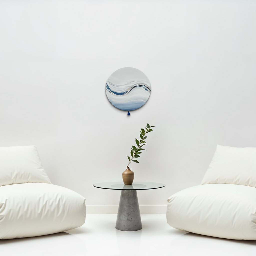 Das Kunstwerk "Cold clarity". Moderne Wabi Sabi Kunst mit daoistischer Seele von Nadine Elsner. 40cm im Durchmesser. Weiche kühle Farben und Verläufe. Blautöne, weiß und Nude, folgen dem Schwung des kühlen Atemzugs, angedeutet mit schwarzem Kunstleder.
