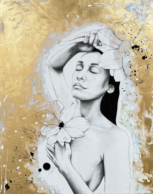 Kunstwerk courage Nadine Elsner Art. Zeichnung einer Frau auf Leinwand. Ihre Hände halten Blumen im Fineline Stil. Der Hintergrund ist in Blattgoldimitat gehalten. Die Frau ist umrandet von weißer Acrylfarbe. Ihre Haare sind in schwarzem ganz feinem Glitzer gehalten, als würde sie das Universum mit sich tragen. Ihre Augen sind geschlossen. Auf dem Bild ist mein Logosigel in schwarz Glitzer.