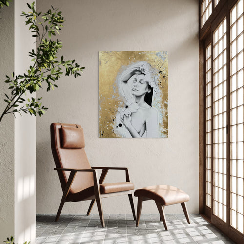 Kunstwerk courage Nadine Elsner Art. Das Bild hängt an einer beigen Wand in einem Raum, der sehr japanisch von seinem Interieur aussieht. Holztöne, warme Sandtöne und ein Baum stehen im Raum.