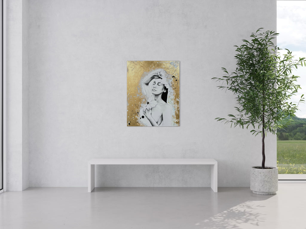 Kunstwerk courage Nadine Elsner Art. Das Bild hängt an der Wand eine sehr hellen, weiß und kühl gehaltenen großen, weiten Raumes. Unter ihm steht eine weiße Bank. Rechts und links gibt es große bodentiefe Fenster mit Blick in eine weite Natur. Rechts vom Bild steht ein großes Bäumchen.