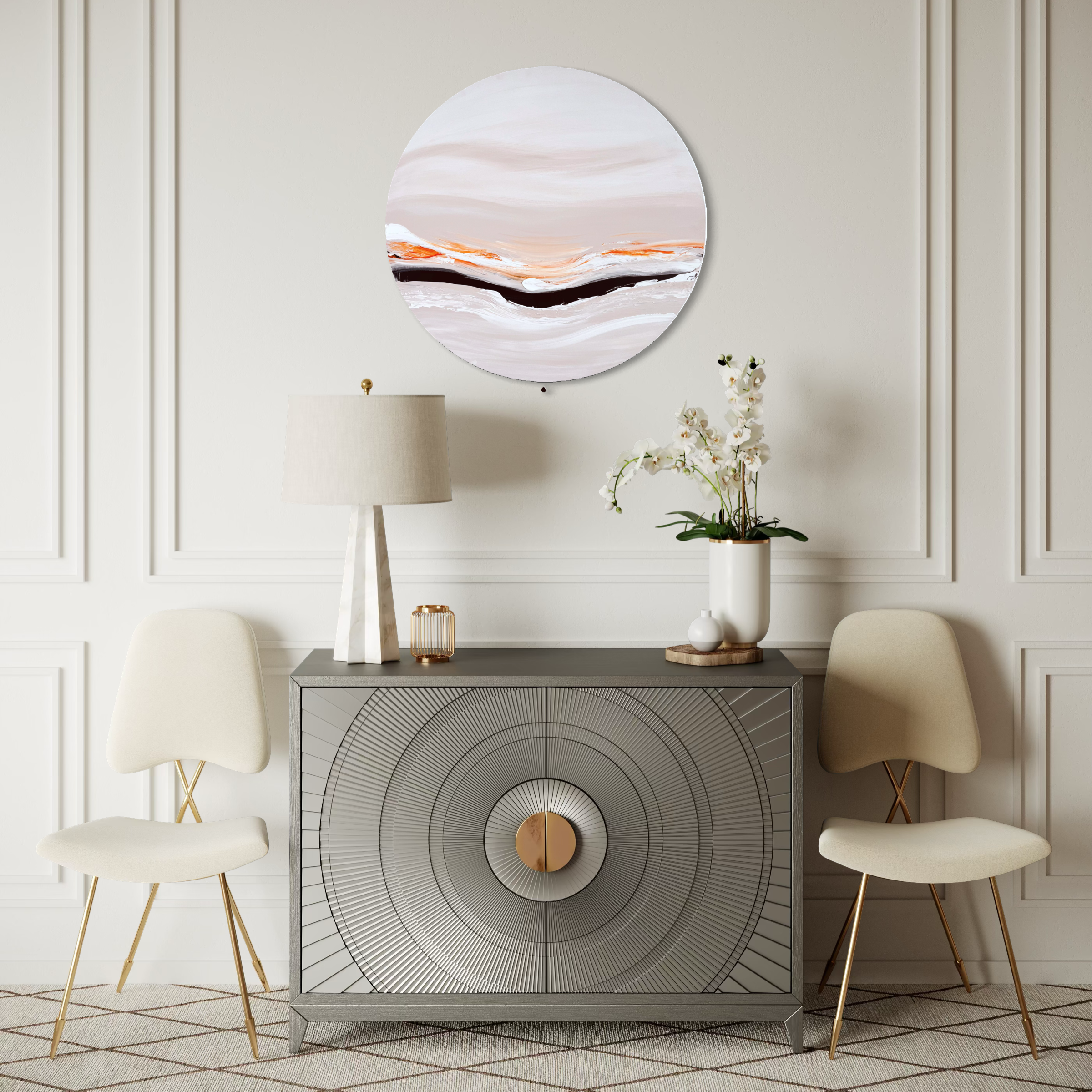 Kunstwerk energizing sun Nadine Elsner modern Wabi Sabi Art. Das Werk hängt über einer grauen Kommode an einer beigen Wand. Neben der Kommode stehen 2 beige Stühle. Alles hat goldene oder rosé goldene Akzente.