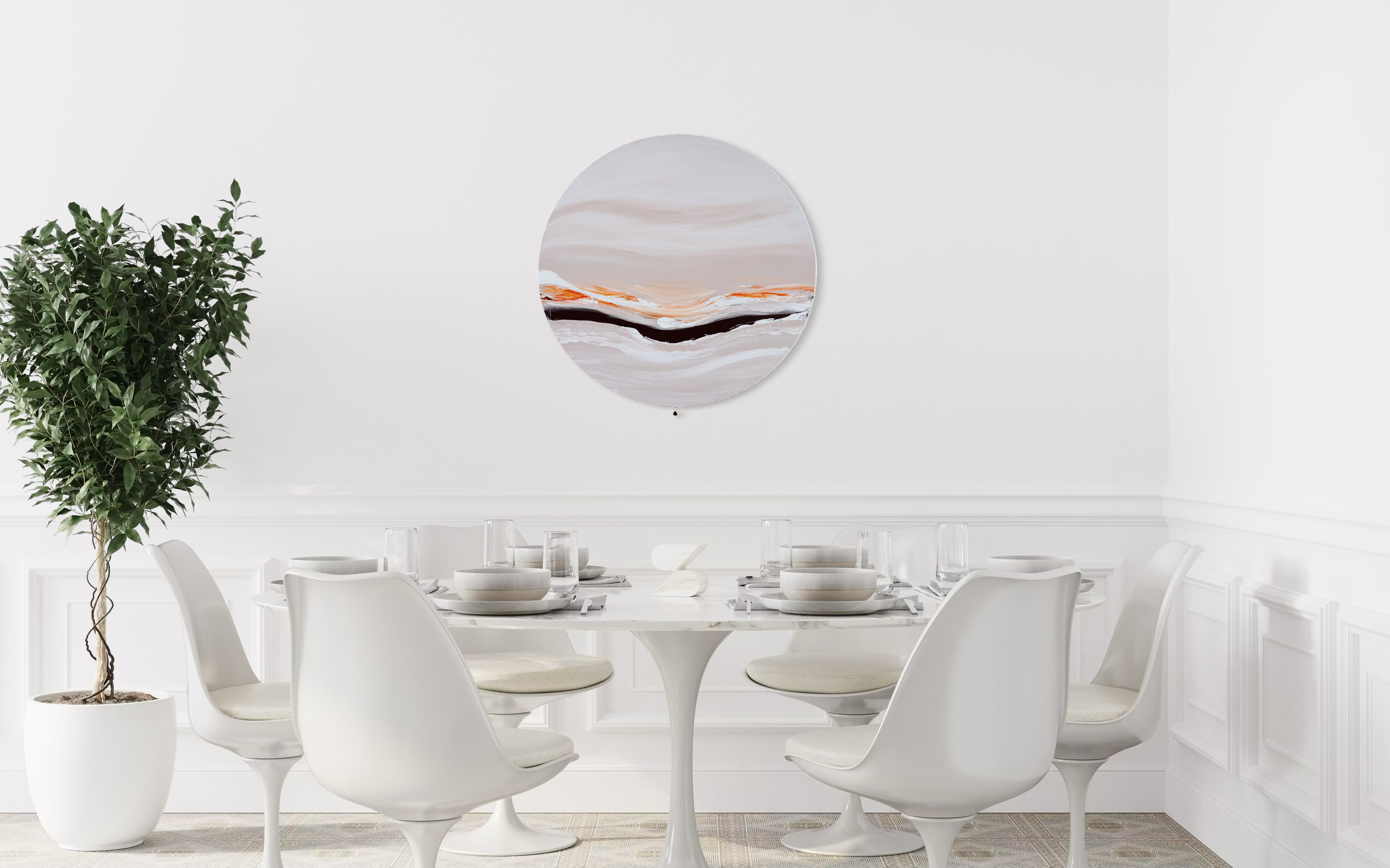 Kunstwerk energizing sun  Nadine Elsner modern Wabi Sabi Art. Das Werk hängt an der Wand eines sehr hellen, weiß gehaltenen Raumes. Vor ihm steht ein moderner heller Esstisch mit 6 weißen modernen Stühlen. Neben ihm steht eine  große Pflanze in weißem Topf.