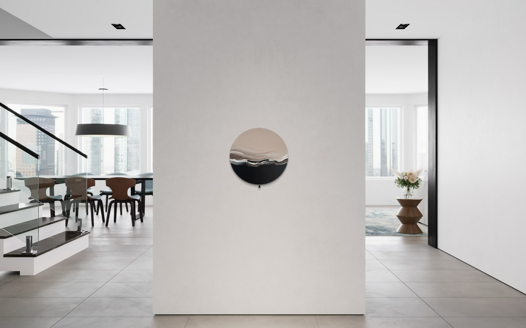 Das Kunstwerk "gentle touch". Moderne Wabi Sabi Kunst mit daoistischer Seele von Nadine Elsner. 40cm im Durchmesser. Weiche nude Töne mit weichem Kunstleder. Sanfter Abschluss mit einer schwarzen kleinen Quaste. Das Bild ergänzt einen offenen Flurbereich. Links und rechts sind Gemeinschaftsbereiche. Es bringt in den hellen und Clanen Bereich eine sanfte, warme, erholsame Stimmung. Und lädt so zum gemeinsamen Zusammensein und Entspannen ein.