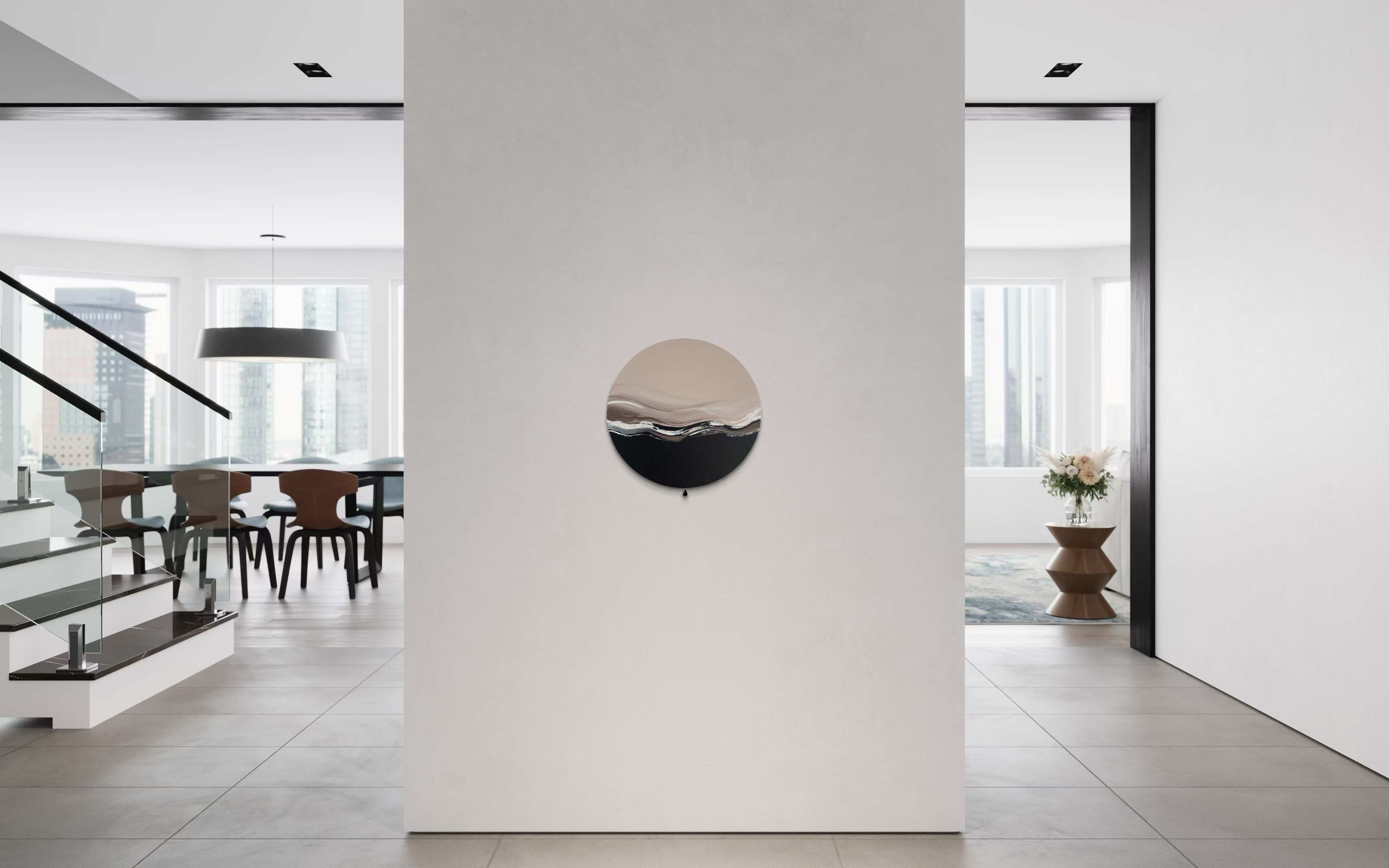 Das Kunstwerk "gentle touch". Moderne Wabi Sabi Kunst mit daoistischer Seele von Nadine Elsner. 40cm im Durchmesser. Weiche nude Töne mit weichem Kunstleder. Sanfter Abschluss mit einer schwarzen kleinen Quaste. Das Bild ergänzt einen offenen Flurbereich. Links und rechts sind Gemeinschaftsbereiche. Es bringt in den hellen und Clanen Bereich eine sanfte, warme, erholsame Stimmung. Und lädt so zum gemeinsamen Zusammensein und Entspannen ein.