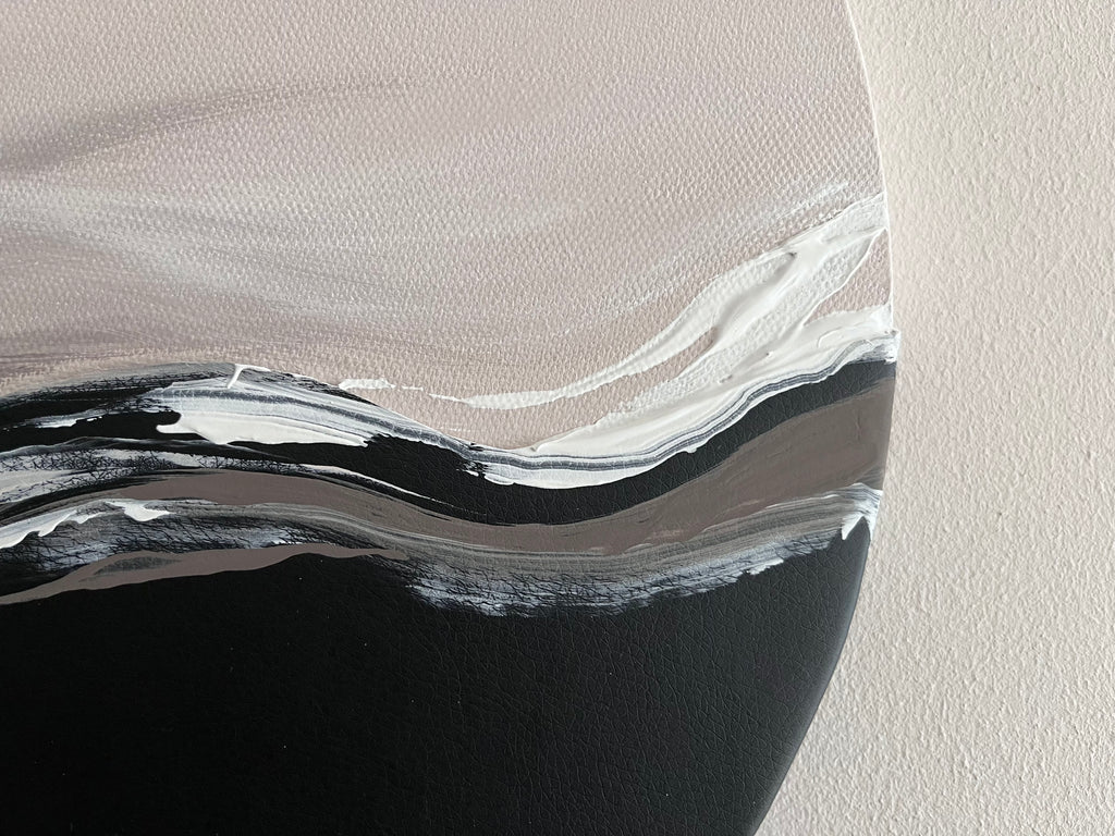 Das Kunstwerk "gentle touch". Moderne Wabi Sabi Kunst mit daoistischer Seele von Nadine Elsner. 40cm im Durchmesser. Weiche nude Töne mit weichem Kunstleder. Sanfter Abschluss mit einer schwarzen kleinen Quaste. 