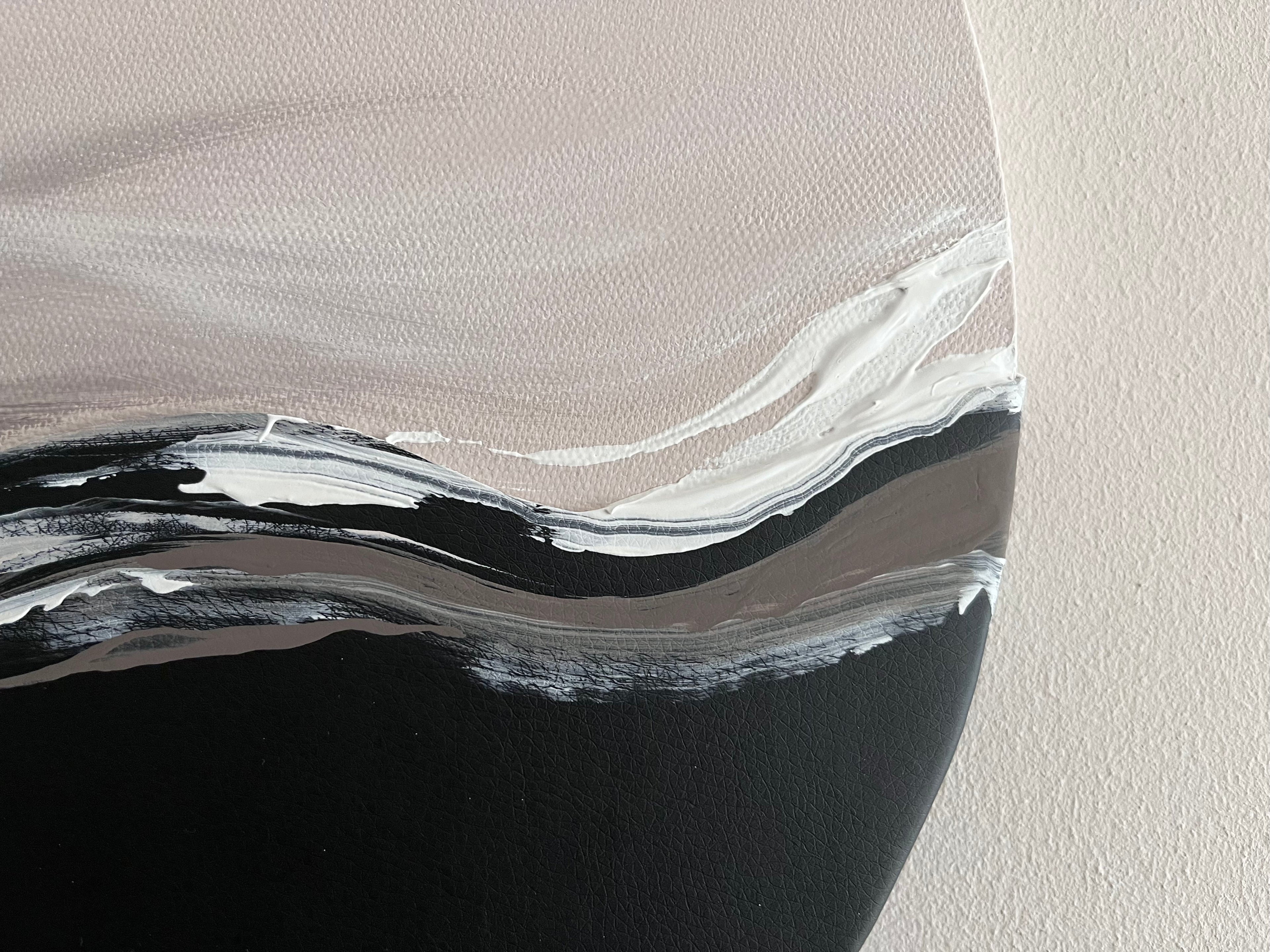 Das Kunstwerk "gentle touch". Moderne Wabi Sabi Kunst mit daoistischer Seele von Nadine Elsner. 40cm im Durchmesser. Weiche nude Töne mit weichem Kunstleder. Sanfter Abschluss mit einer schwarzen kleinen Quaste. 