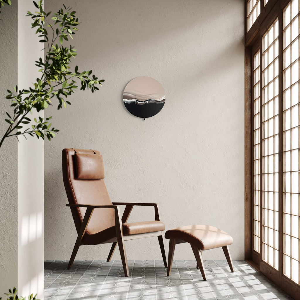 Das Werk fügt sich farblich und stilistisch sehr schön in einen japanisch stilistischen Raum ein. Ein Lederstuhl mit Fußhocker steht vor einer großen hellen Schiebetür in japanischer Kassettenoptik. Die Wände sind beige. Im Vordergrund ist ein großes Bäumchen zu erkennen. Insgesamt ein sehr stimmiges, ruhiges Ambiente.