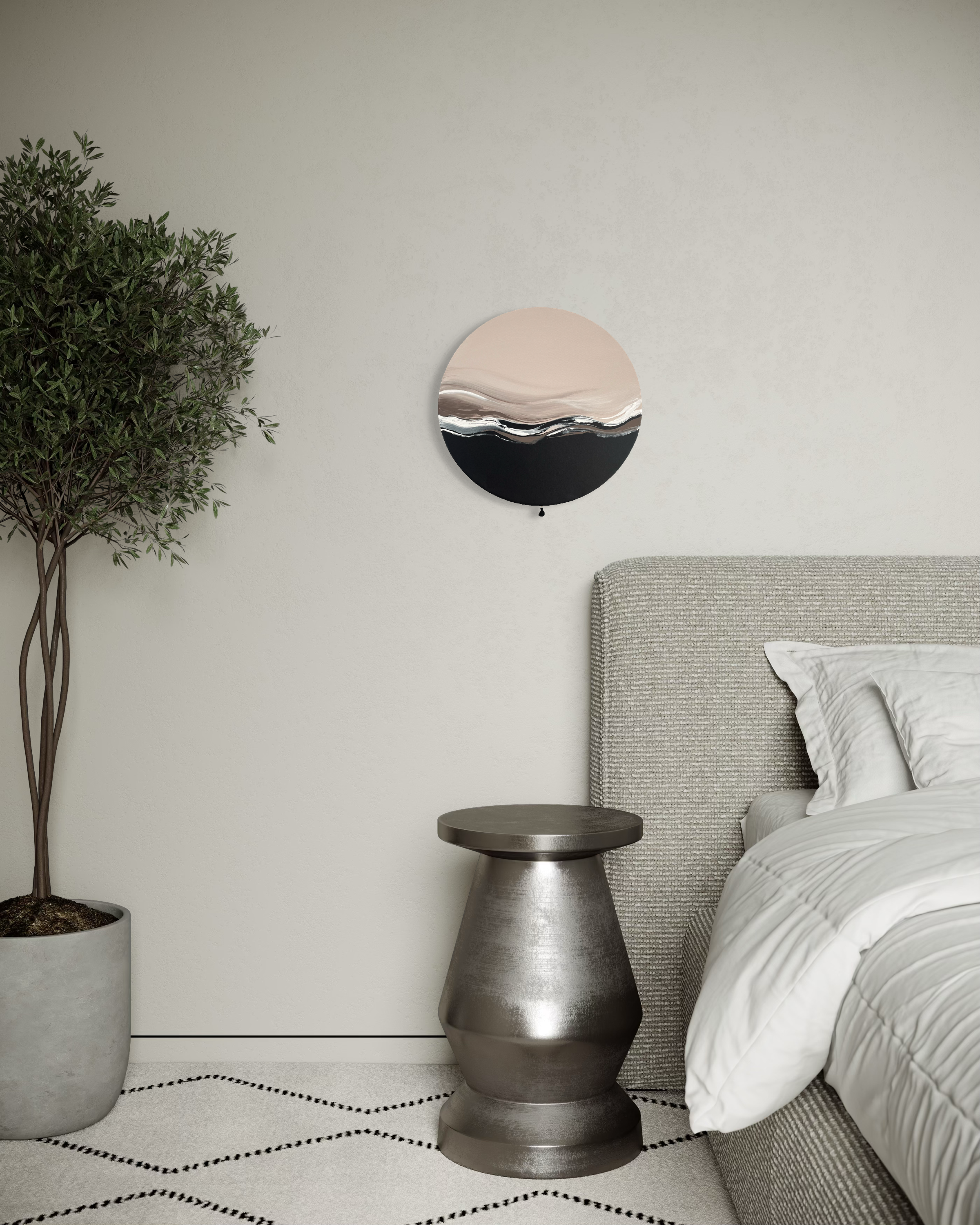 Das Kunstwerk "gentle touch". Moderne Wabi Sabi Kunst mit daoistischer Seele von Nadine Elsner. 40cm im Durchmesser. Weiche nude Töne mit weichem Kunstleder. Sanfter Abschluss mit einer schwarzen kleinen Quaste. Das Bild ergänzt ein Schlafzimmer. Wie eine sanfte Berührung vor dem Einschlafen.