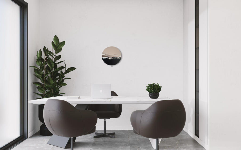 Das Kunstwerk "gentle touch". Moderne Wabi Sabi Kunst mit daoistischer Seele von Nadine Elsner. 40cm im Durchmesser. Weiche nude Töne mit weichem Kunstleder. Sanfter Abschluss mit einer schwarzen kleinen Quaste. Das Bild ergänzt ein Büro. Es bringt Wärme und Fluss in einen sehr schönen hellen und Kontrastreichen Raum. Es öffnet einen Raum für Zusammenarbeit und Vertrauen.