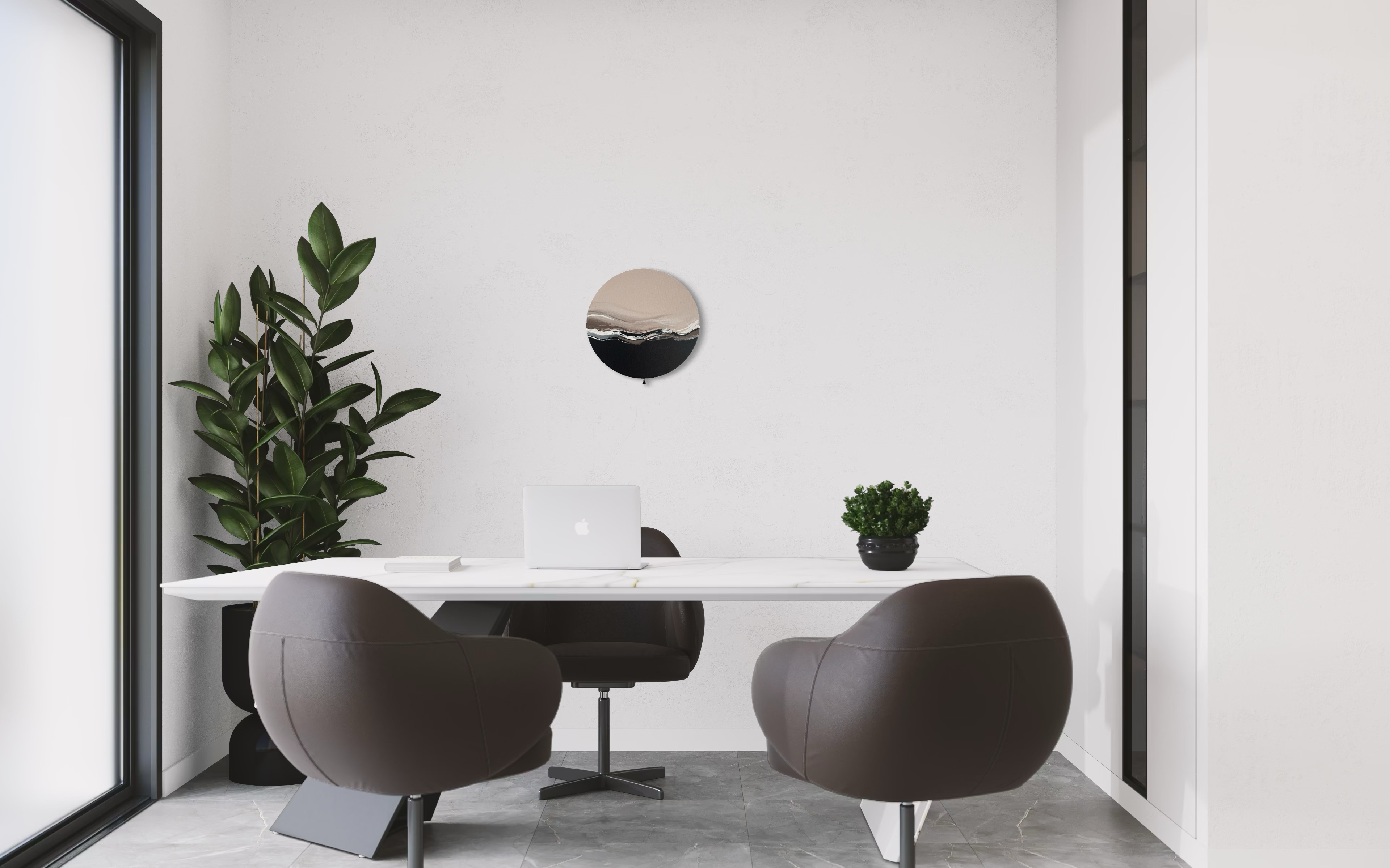 Das Kunstwerk "gentle touch". Moderne Wabi Sabi Kunst mit daoistischer Seele von Nadine Elsner. 40cm im Durchmesser. Weiche nude Töne mit weichem Kunstleder. Sanfter Abschluss mit einer schwarzen kleinen Quaste. Das Bild ergänzt ein Büro. Es bringt Wärme und Fluss in einen sehr schönen hellen und Kontrastreichen Raum. Es öffnet einen Raum für Zusammenarbeit und Vertrauen.