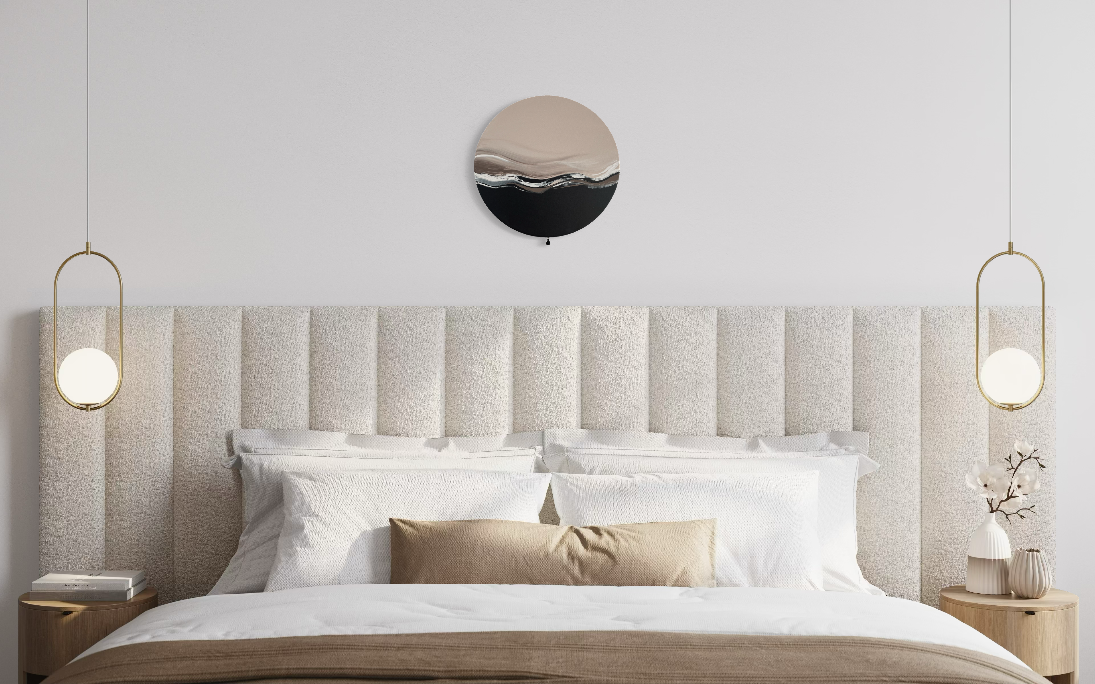 Das Kunstwerk "gentle touch". Moderne Wabi Sabi Kunst mit daoistischer Seele von Nadine Elsner. 40cm im Durchmesser. Weiche nude Töne mit weichem Kunstleder. Sanfter Abschluss mit einer schwarzen kleinen Quaste. Das Bild ergänzt ein Schlafzimmer. Wie eine sanfte, warme, erholsame Berührung vor dem Einschlafen.