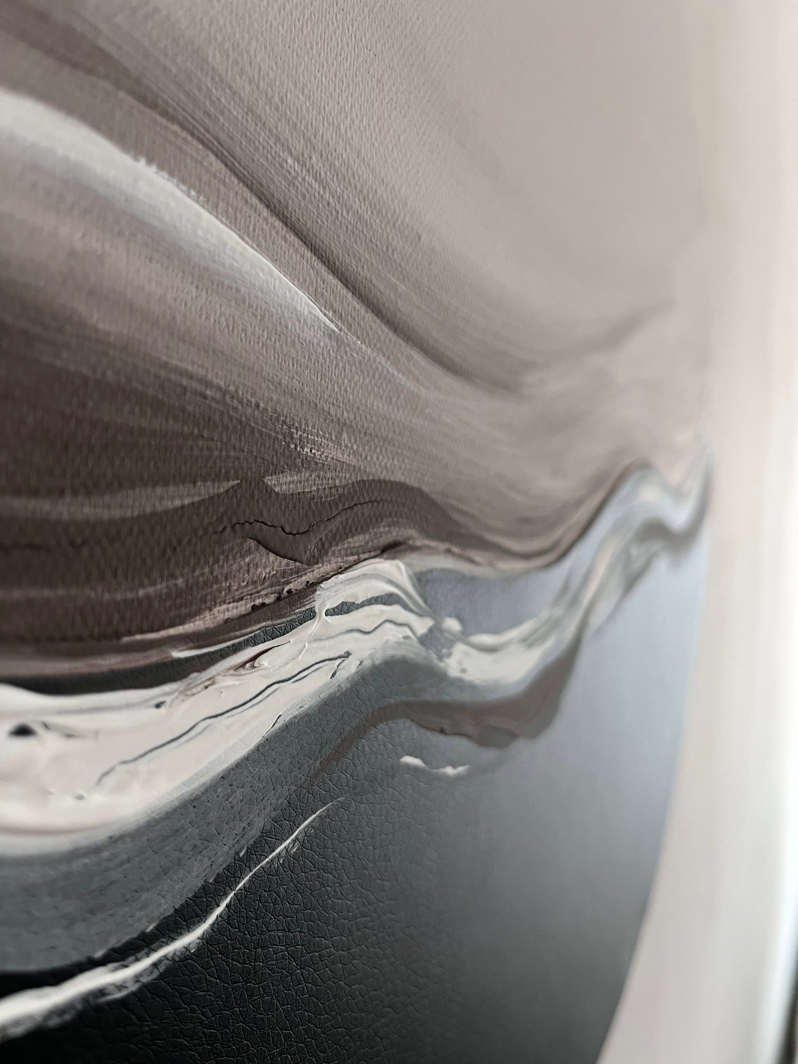 Das Kunstwerk "gentle touch". Moderne Wabi Sabi Kunst mit daoistischer Seele von Nadine Elsner. 40cm im Durchmesser. Weiche nude Töne mit weichem Kunstleder. Sanfter Abschluss mit einer schwarzen kleinen Quaste. In der seitlichen Detailaufnahme erkennt man die schöne fließende Struktur des Farbauftrages.