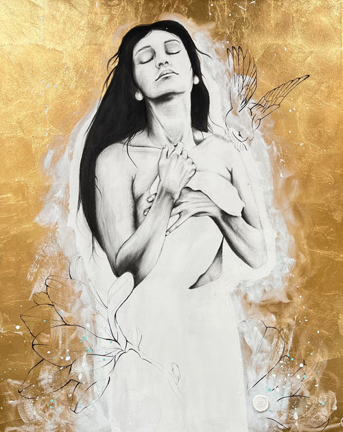 Kunstwerk homecoming Nadine Elsner Art. Zeichnung einer Frau auf Leinwand. Ihre Hände halten ihr Tuch vor ihrem Körper. Der Hintergrund ist in Blattgoldimitat gehalten. Die Frau ist umrandet von weißer Acrylfarbe. Auf ihrer Schulter landet ein freier Vogel. Ihre Augen sind geschlossen. Blumen im Finelinestil mit hellblauen Farbklecksen. Auf dem Bild ist mein Logosigel in weiß.