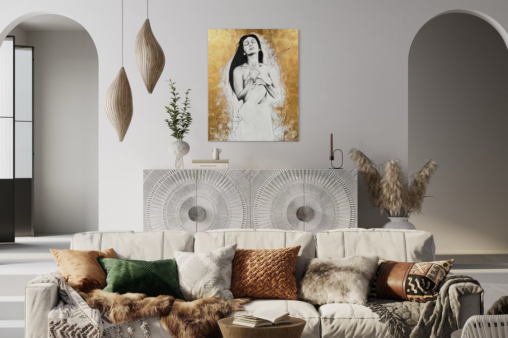 Kunstwerk homecoming Nadine Elsner Art. Das Werk hängt über einer hellgrauen Kommode mit Naturverzierungen. Davor steht etwas weiter unten eine beige gemütliche Couch mit Kissen in Naturfarben wie braun und grün.