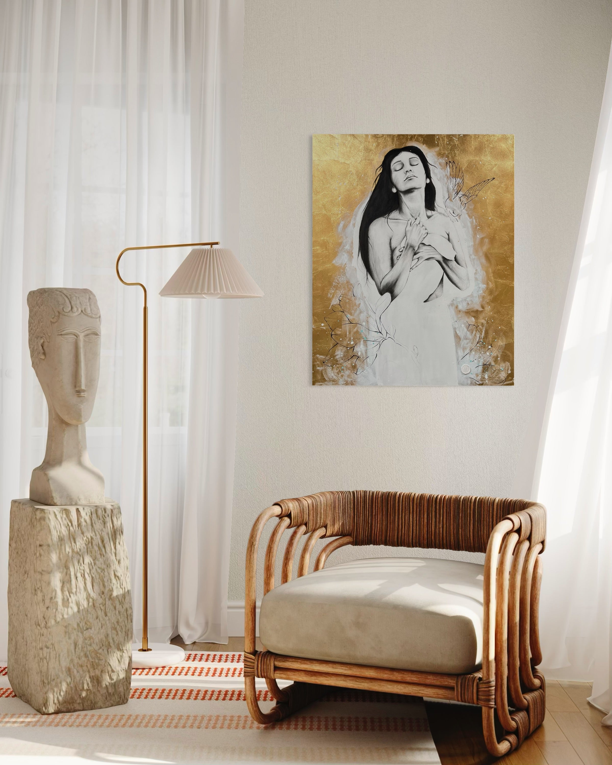 Kunstwerk homecoming Nadine Elsner Art. Das Werk hängt über einem modernen Rattansessel. Links vom Sessel stehen eine Statue aus Stein und eine beige goldene Lampe. Der Raum ist sehr schön helle. Boho ähnlich.