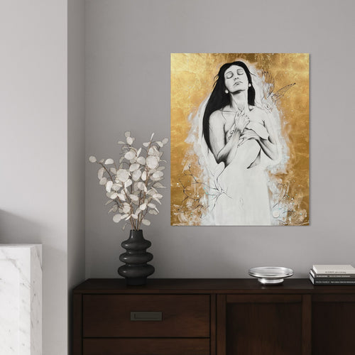 Das Werk hängt über einer dunkelbraunen Kommode an einer hellgrauen Wand.