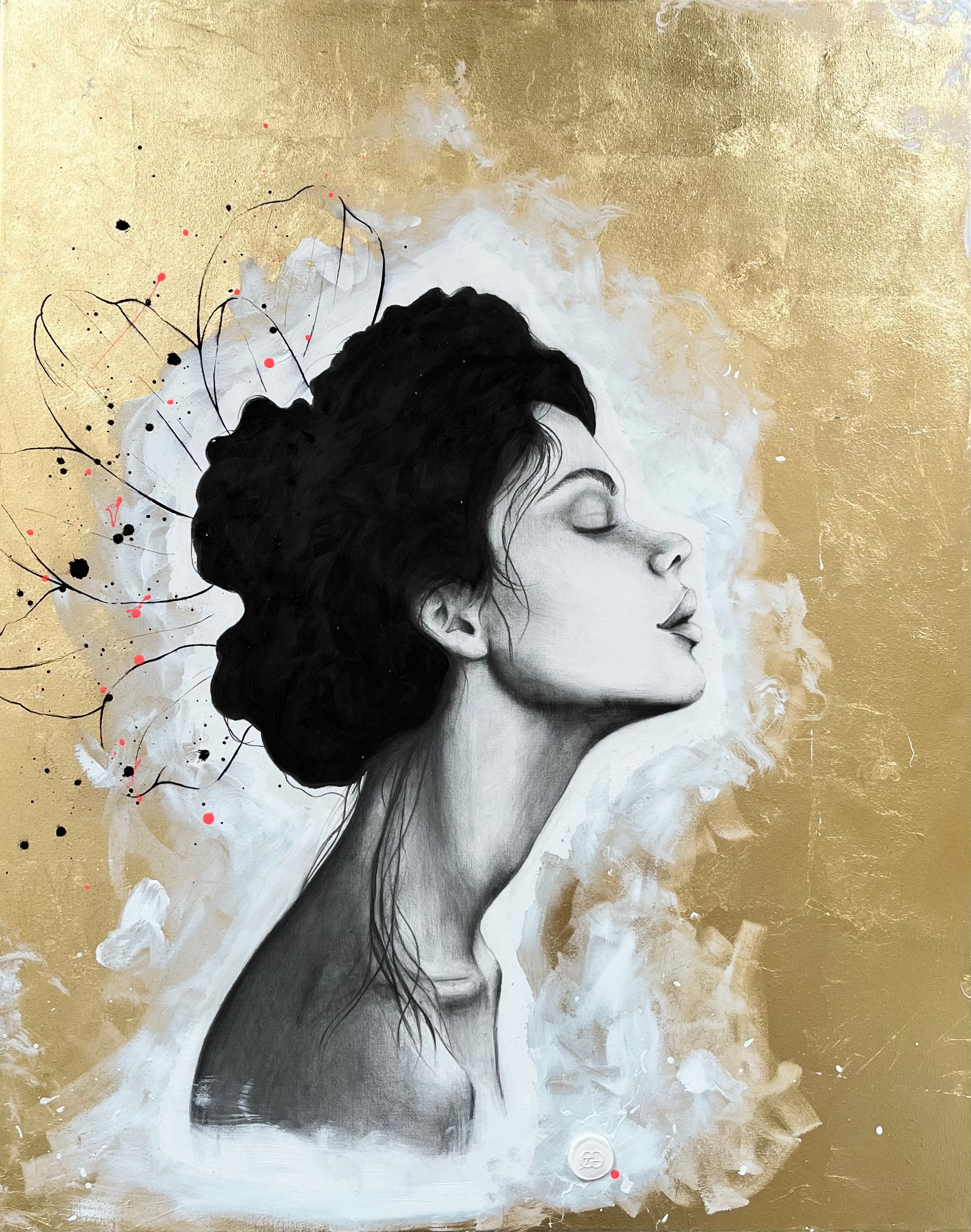 Kunstwerk joy Nadine Elsner Art. Zeichnung einer Frau im Profil auf Leinwand. Ihre Augen sind geschlossen zur Innenschau. Der Hintergrund ist in Blattgoldimitat gehalten. Die Frau ist umrandet von weißer Acrylfarbe. In den Haaren hat sie Finelineblütenblätter. Neonfarbene Farbspritzer sitzen auf den Blüten. Auf dem Bild ist mein Logosigel in weiß.
