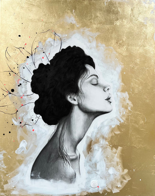 Kunstwerk joy Nadine Elsner Art. Zeichnung einer Frau im Profil auf Leinwand. Ihre Augen sind geschlossen zur Innenschau. Der Hintergrund ist in Blattgoldimitat gehalten. Die Frau ist umrandet von weißer Acrylfarbe. In den Haaren hat sie Finelineblütenblätter. Neonfarbene Farbspritzer sitzen auf den Blüten. Auf dem Bild ist mein Logosigel in weiß.