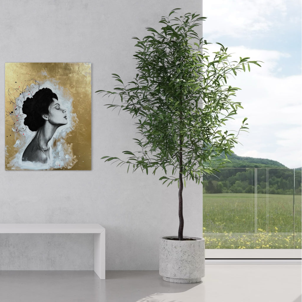 Das Werk hängt an einer weißen eines weiß gehaltenen hellen großen Raumes. Ein großes, bodentiefes Fenster bietet einen Weitblick direkt in unterbaute Natur. Rechts neben dem Bild steht ein Bäumchen. Alles ist hell und weiß und das Werk fügt sich sehr schön in das Ambiente ein.