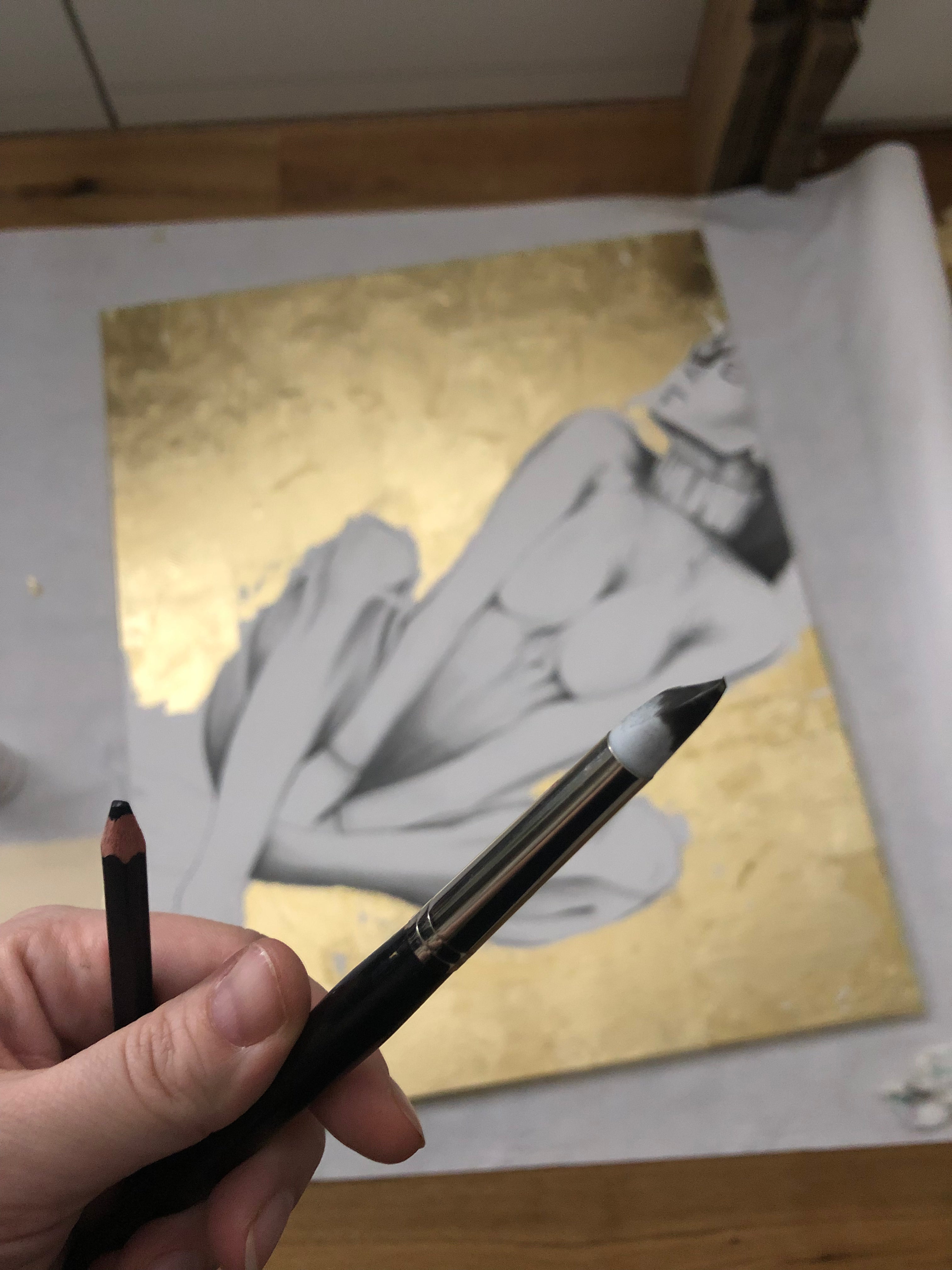 Kunstwerk kleine Träumerei Nadine Elsner Art. Ausschnitt aus dem Atelier. Im Fokus mein Arbeitswerkzeug. Ein Gummipinsel und ein Kohlestift.