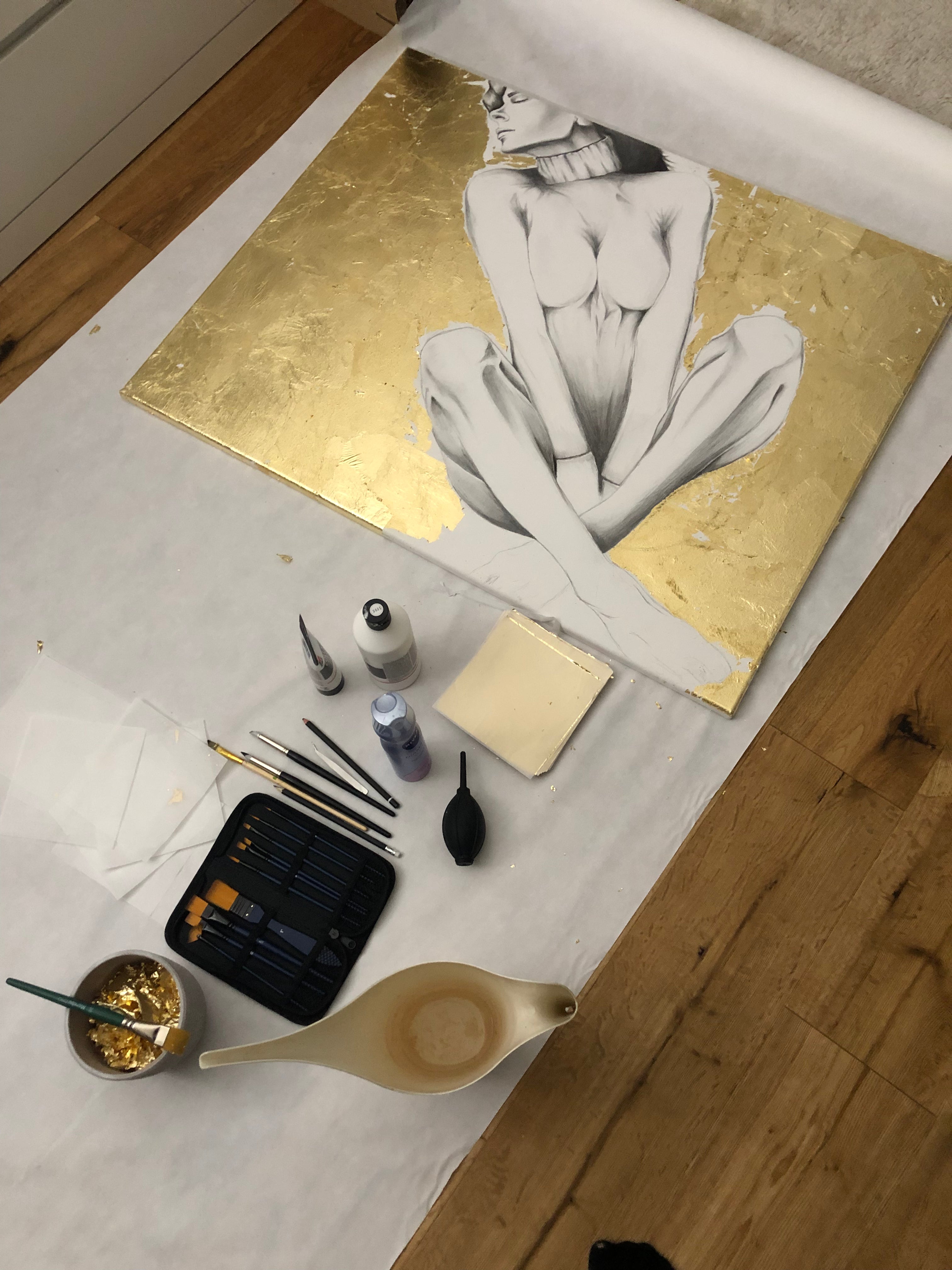 Kunstwerk kleine Träumerei Nadine Elsner Art. Einblick in das Atelier und den Arbeitsbereich beim Vergolden (Blattgoldimitat).