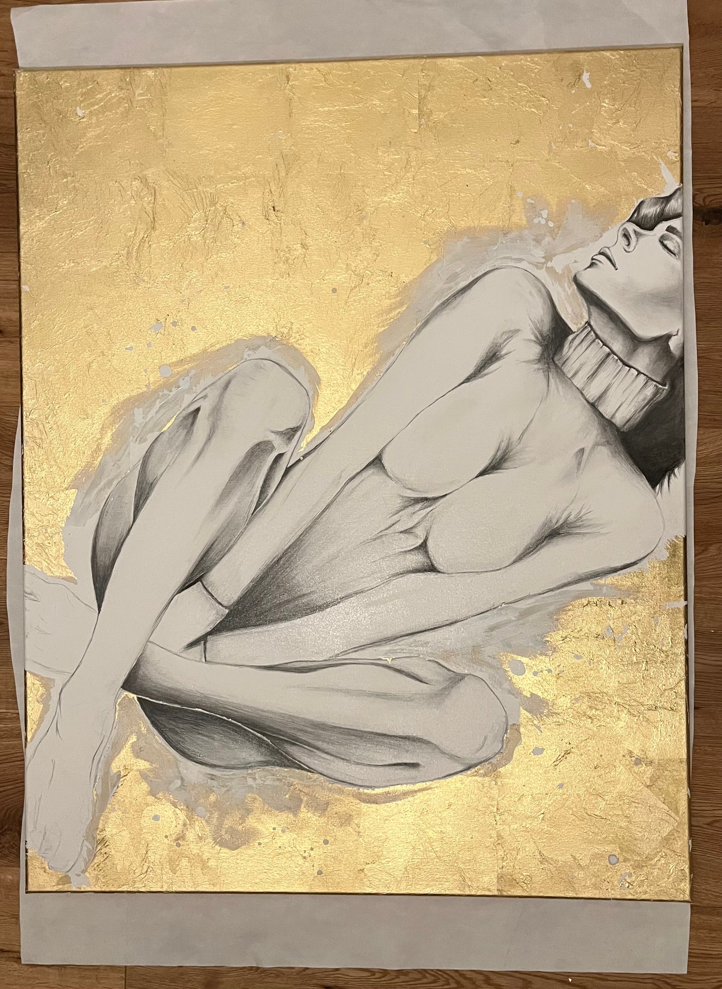 Kunstwerk kleine Träumerei Nadine Elsner Art. Eine liegende, verträumte Frau. Gezeichnet auf Leinwand. Mit Blattgoldimitat im Hintergrund und weißer Acrylfarbe umrandet. Entstehungsjahr 2023.